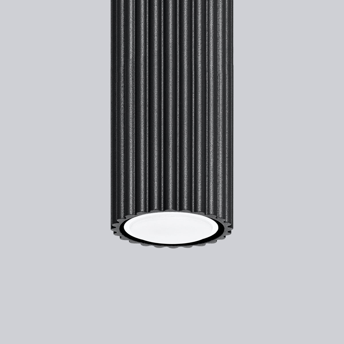 Détail des cannelures du plafonnier Karbon 30 noir