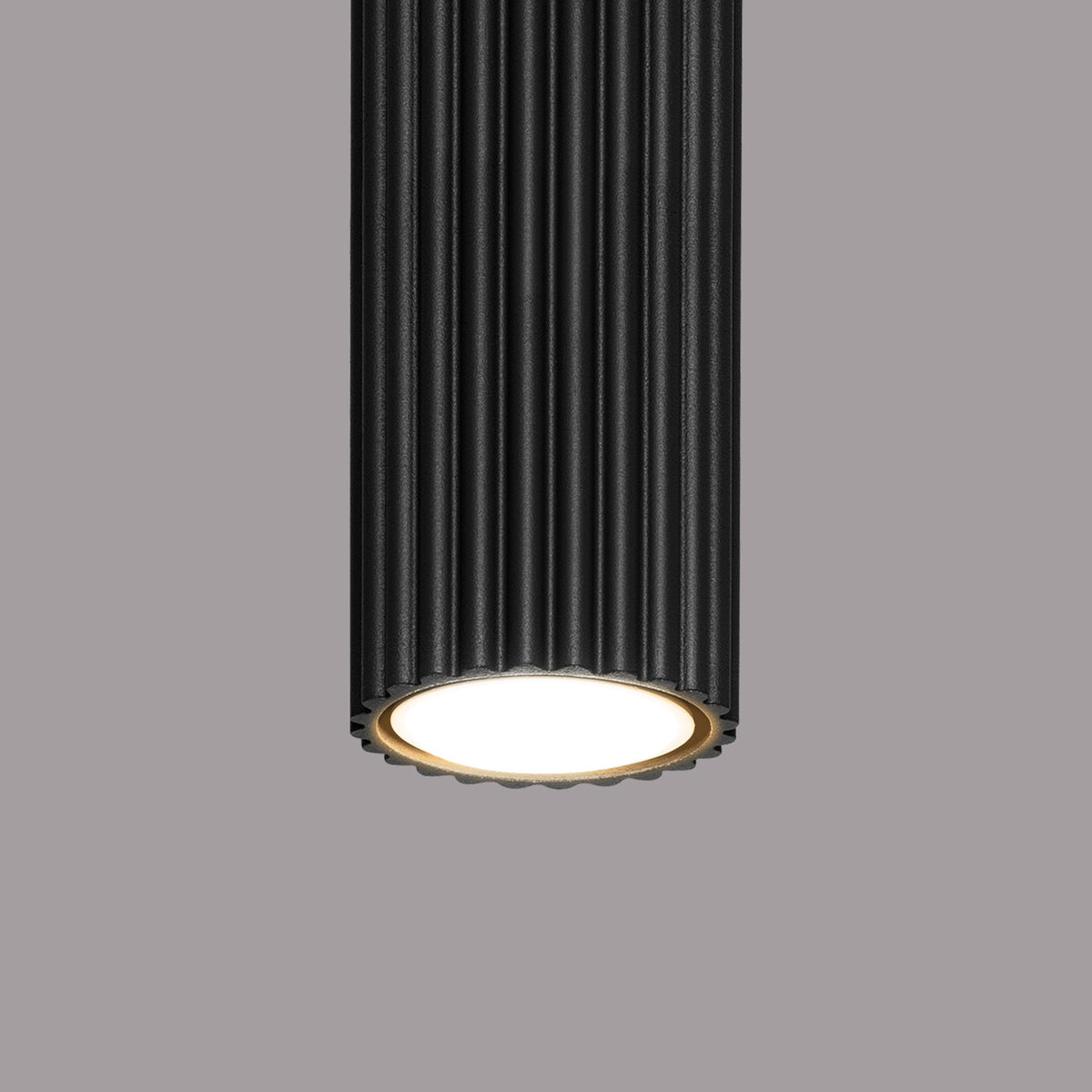 Plafonnier Karbon 30 tube cannelé noir, vue rapprochée