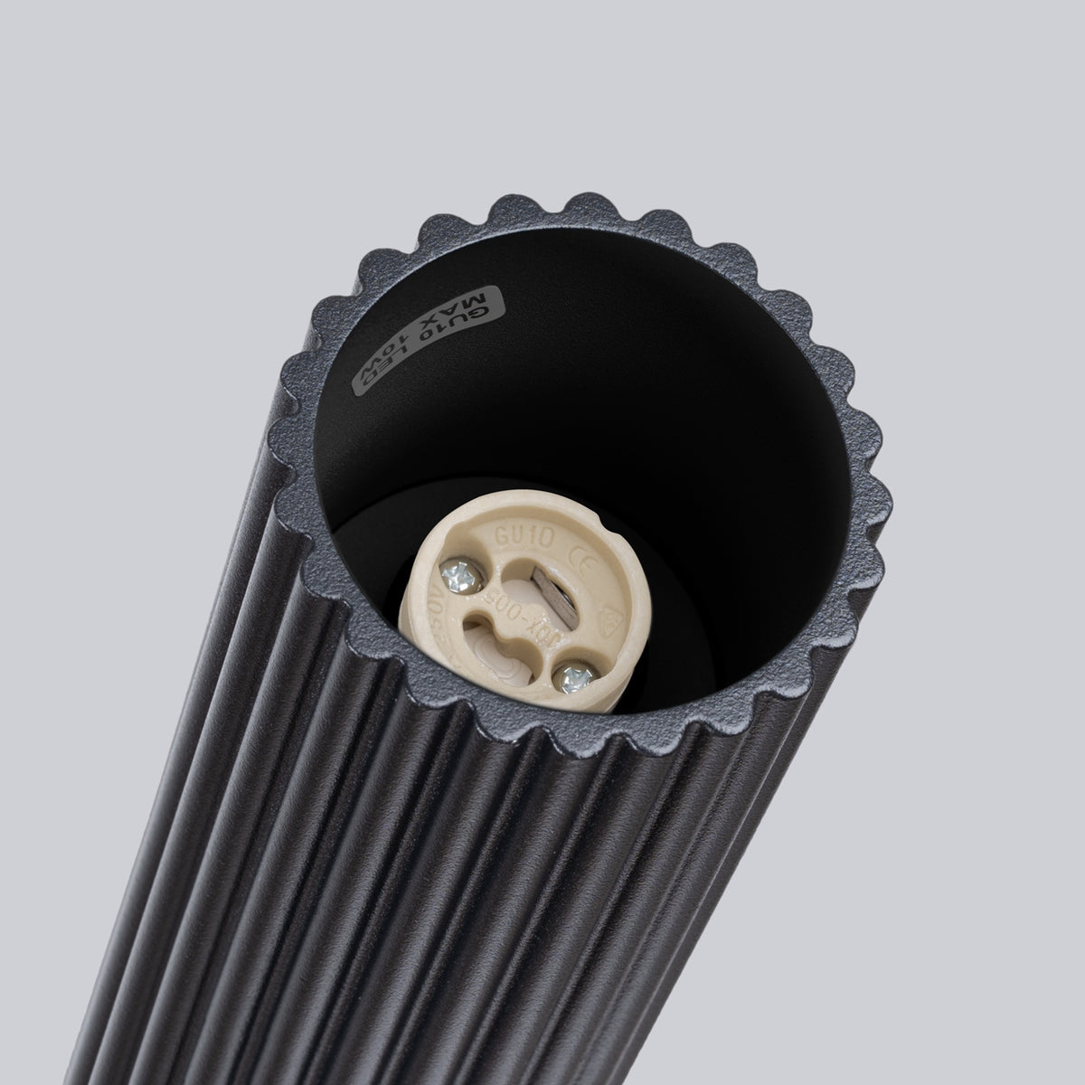 Plafonnier Karbon 30 tube cannelé noir dans un intérieur