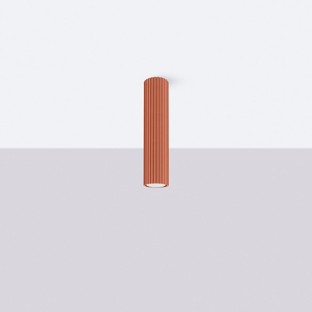 Plafonnier Karbon 30 tube cannelé ocre rouge installé au plafond