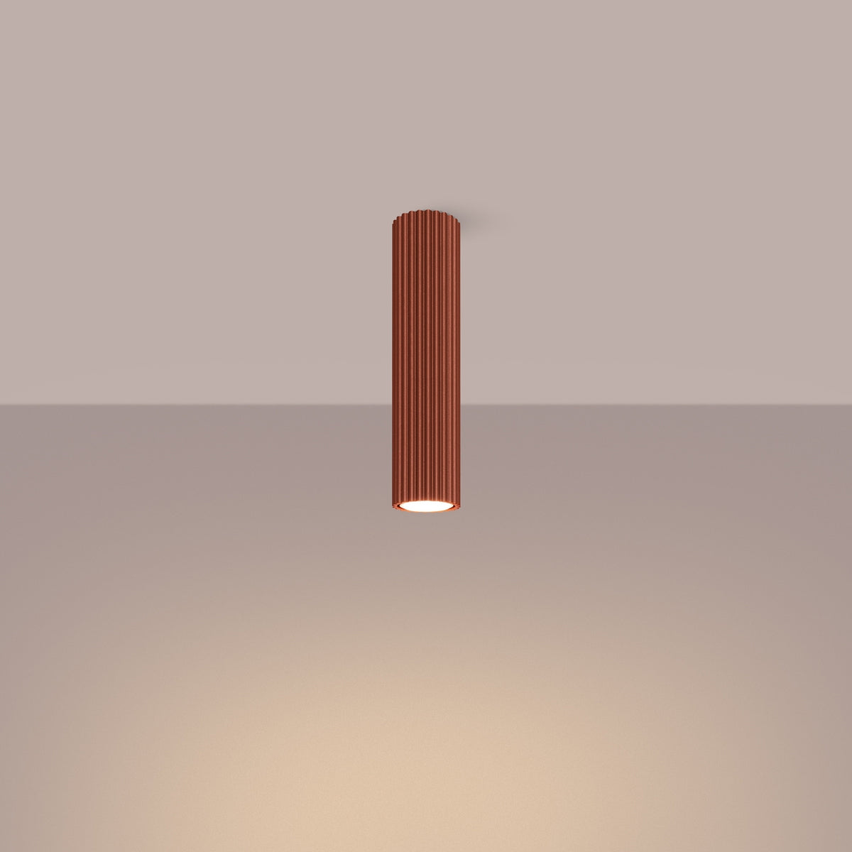 Plafonnier Karbon 30 tube cannelé ocre rouge allumé, faisceau dirigé vers le bas
