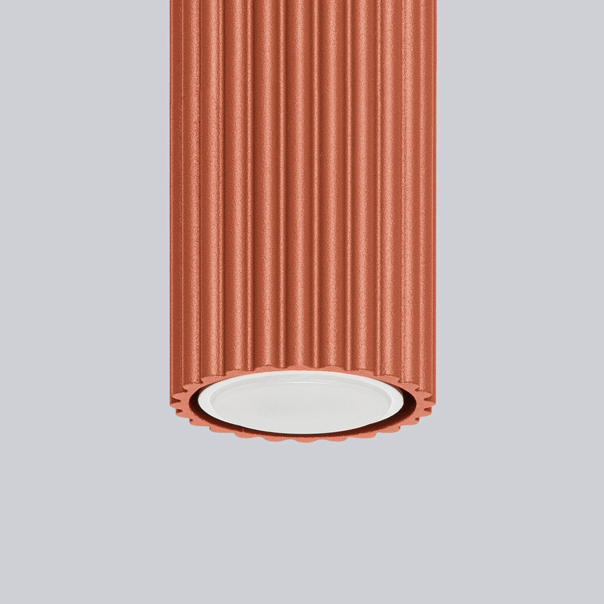 Détail des cannelures du plafonnier Karbon 30 ocre rouge