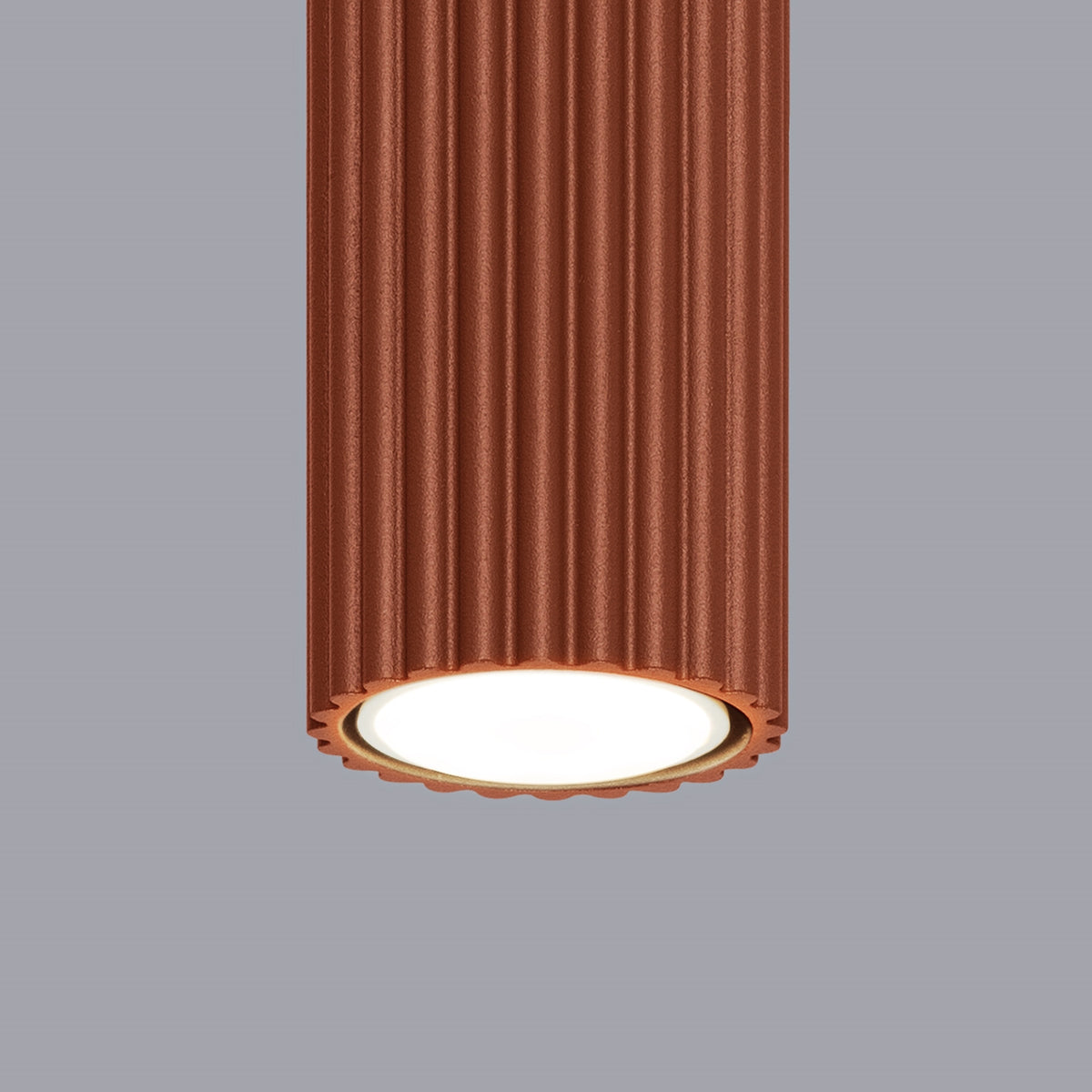 Plafonnier Karbon 30 tube cannelé ocre rouge, vue rapprochée