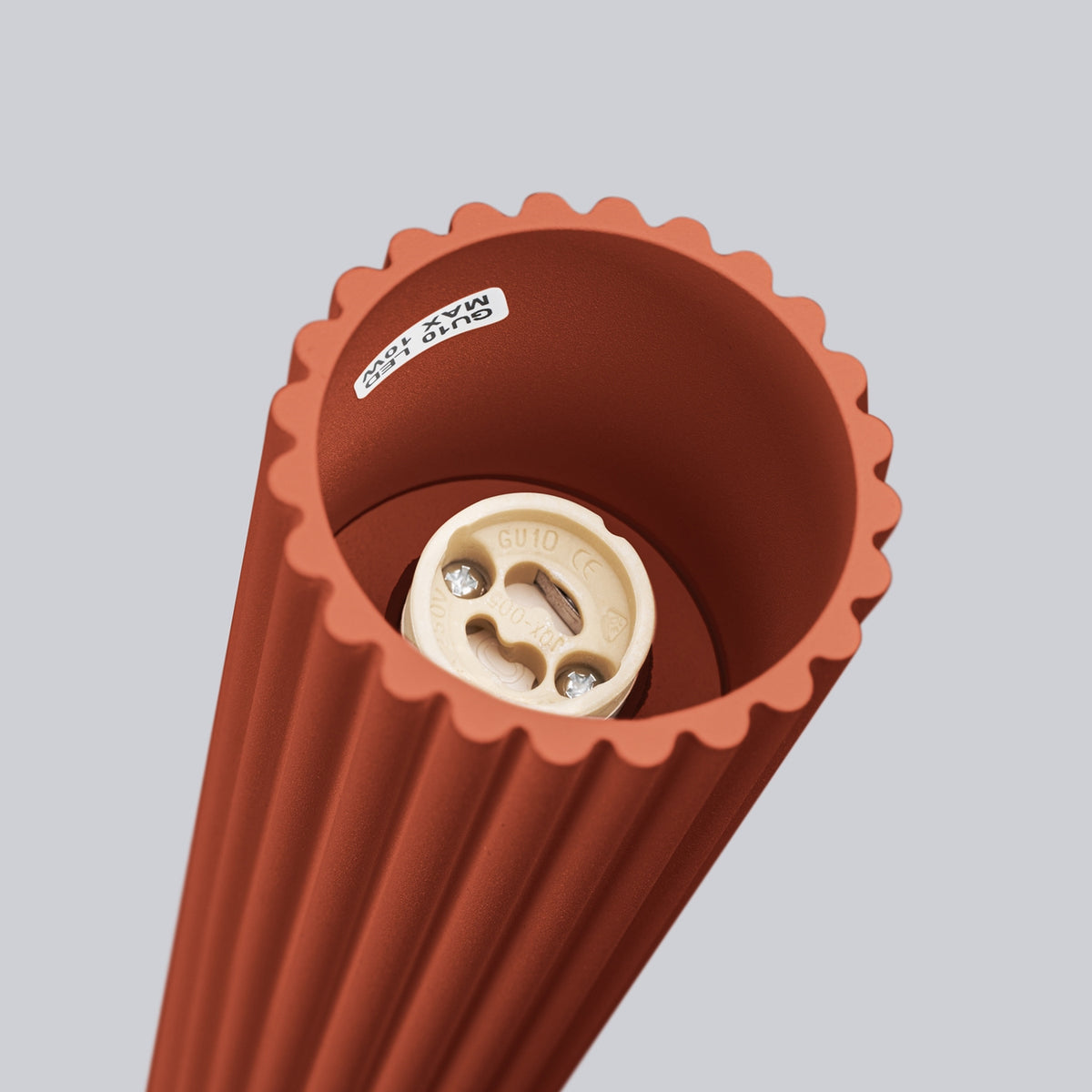 Plafonnier Karbon 30 tube cannelé ocre rouge dans un intérieur