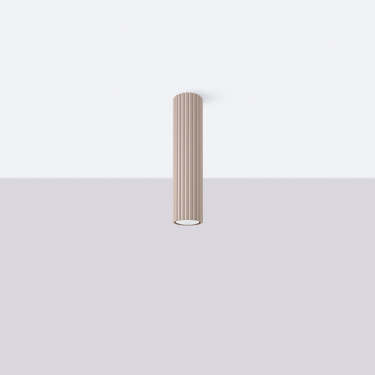 Plafonnier Karbon 30 tube cannelé taupe installé au plafond