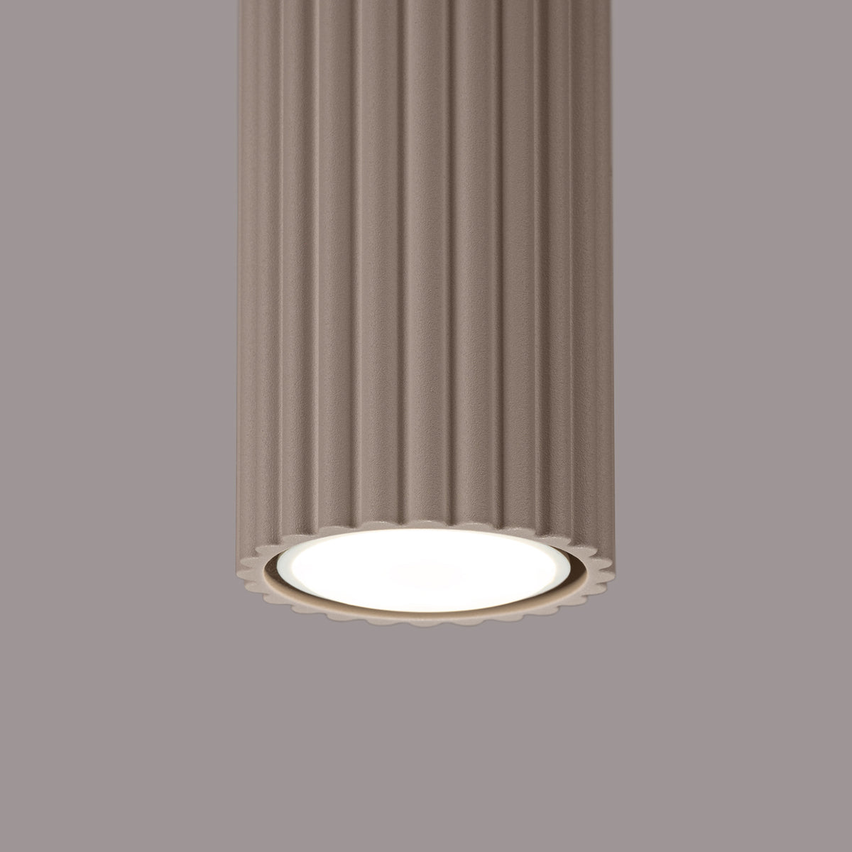 Détail des cannelures du plafonnier Karbon 30 taupe