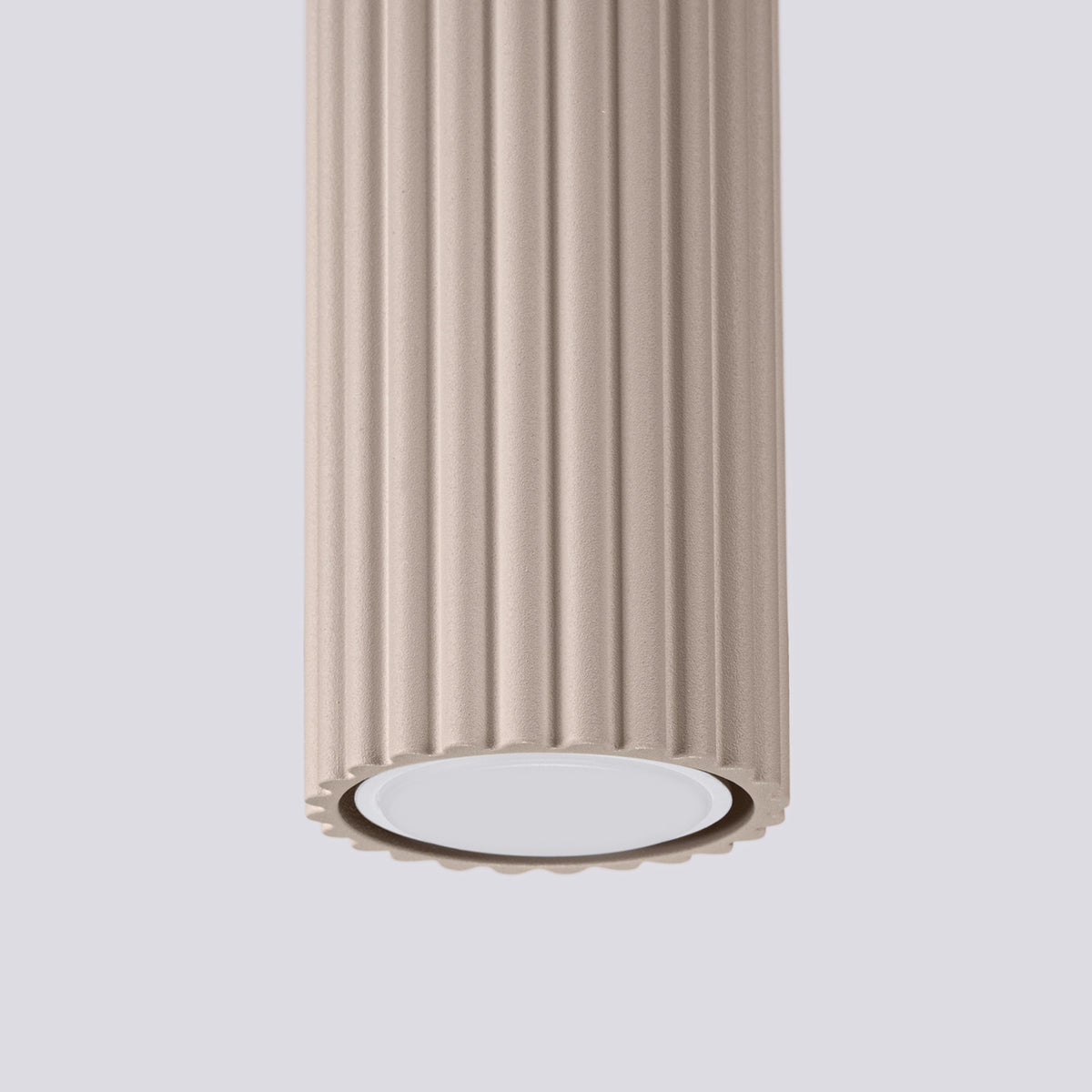 Plafonnier Karbon 30 tube cannelé taupe, vue rapprochée