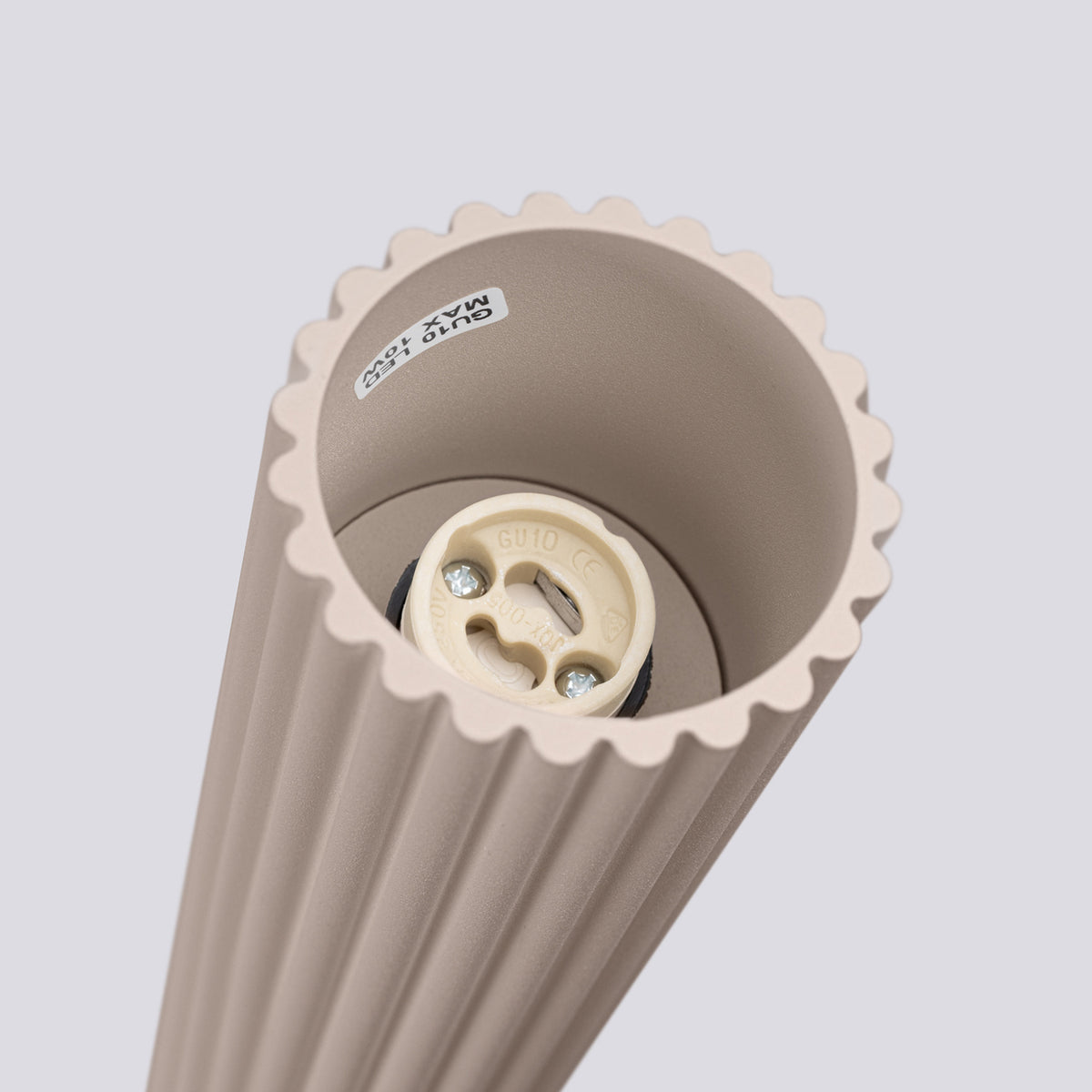 Plafonnier Karbon 30 tube cannelé taupe et sa fixation
