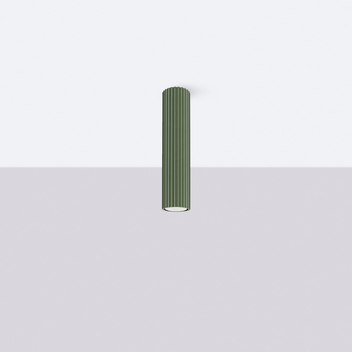 Plafonnier Karbon 30 tube cannelé vert olive installé au plafond