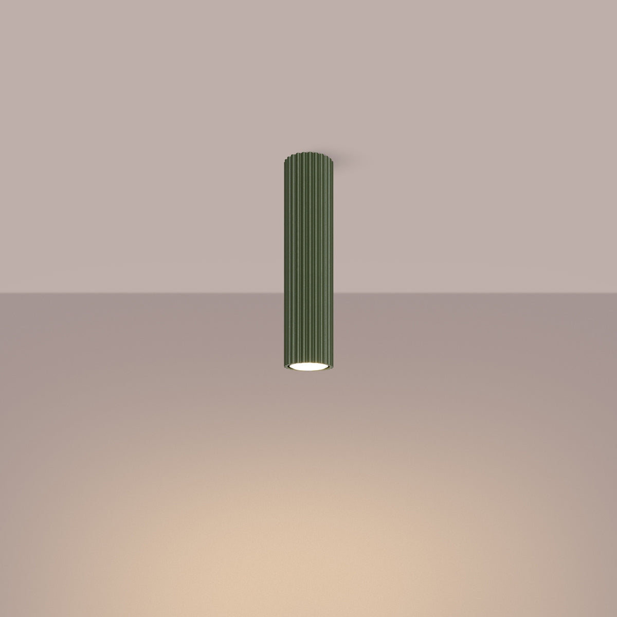 Plafonnier Karbon 30 tube cannelé vert olive allumé, faisceau dirigé vers le bas
