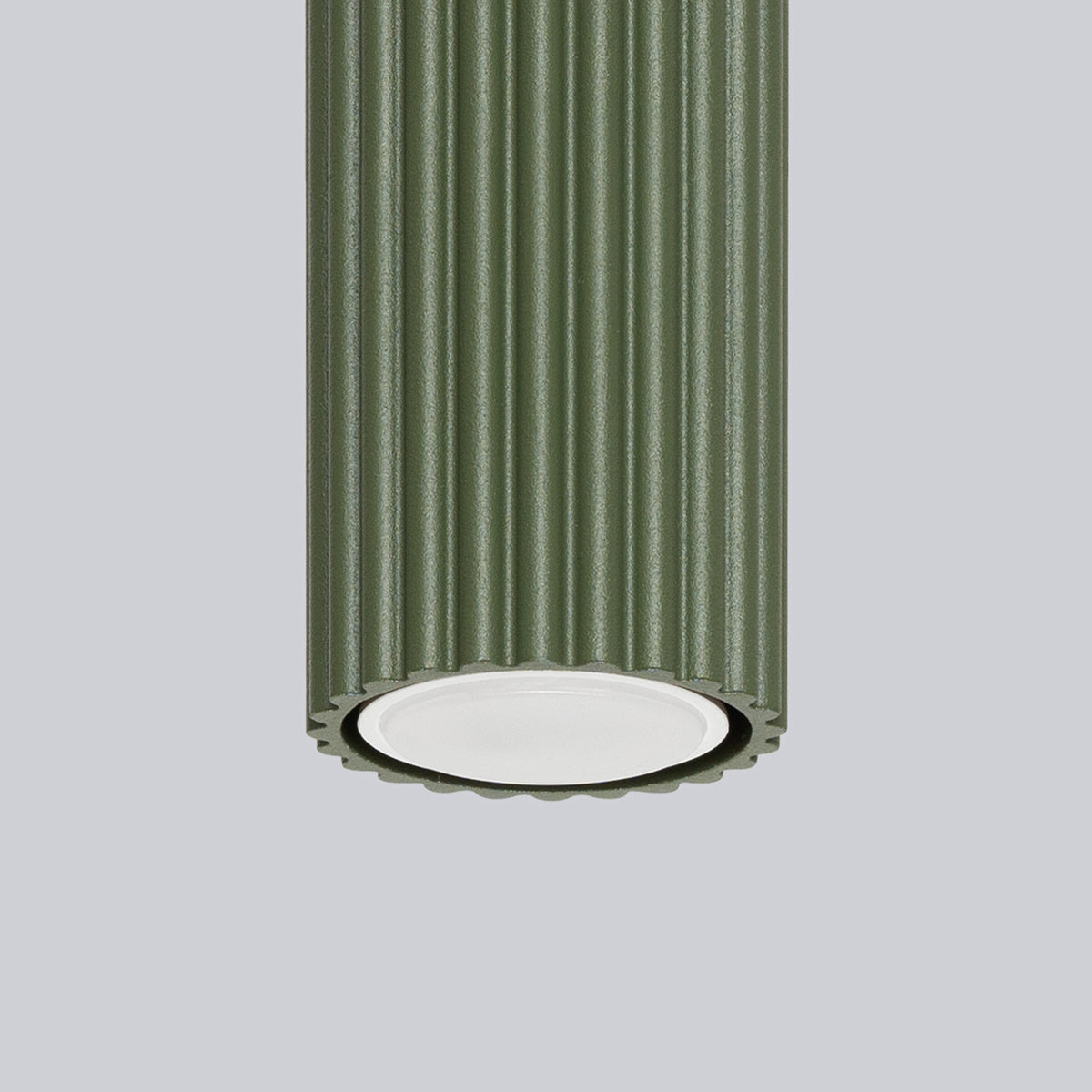 Détail des cannelures du plafonnier Karbon 30 vert olive