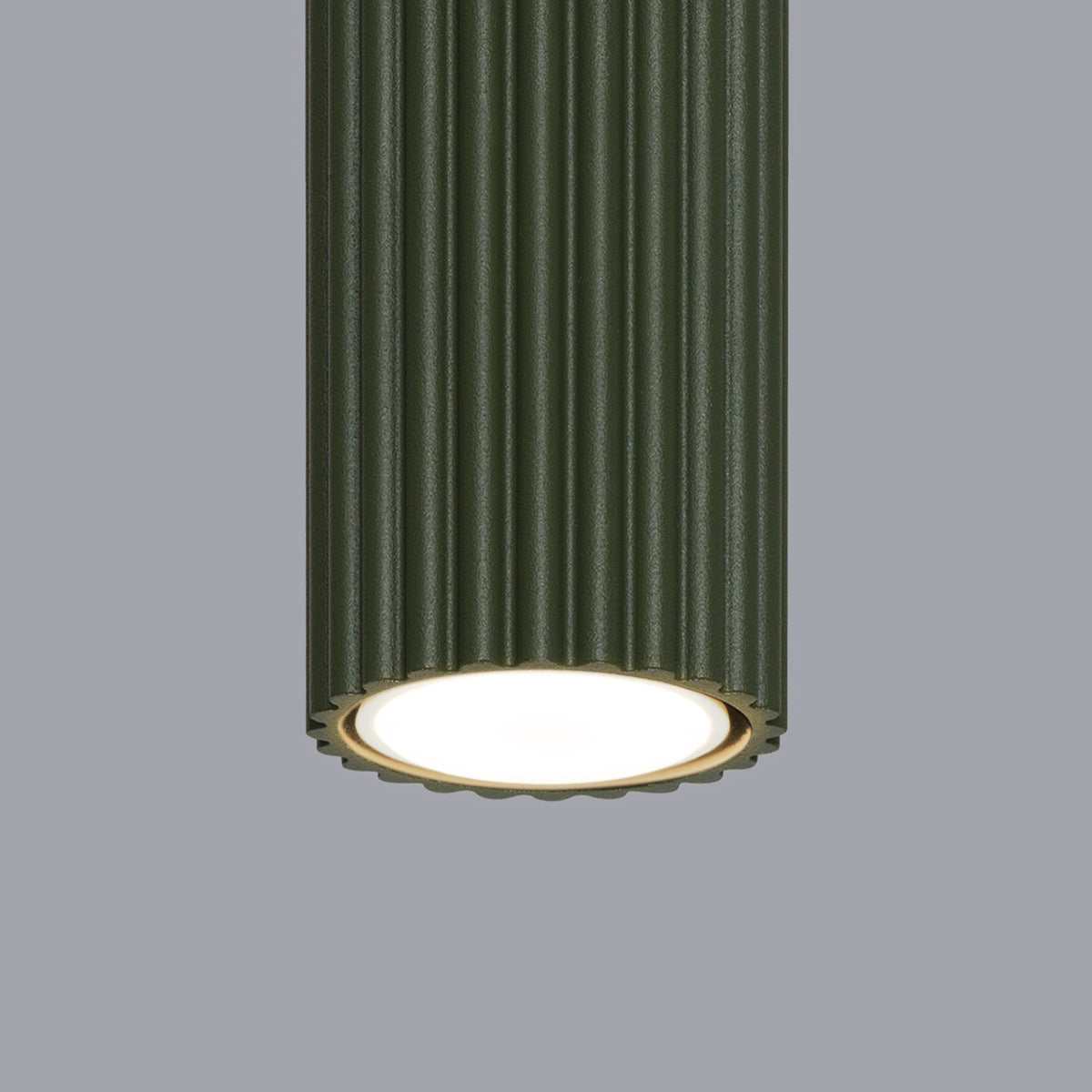 Plafonnier Karbon 30 tube cannelé vert olive, vue rapprochée
