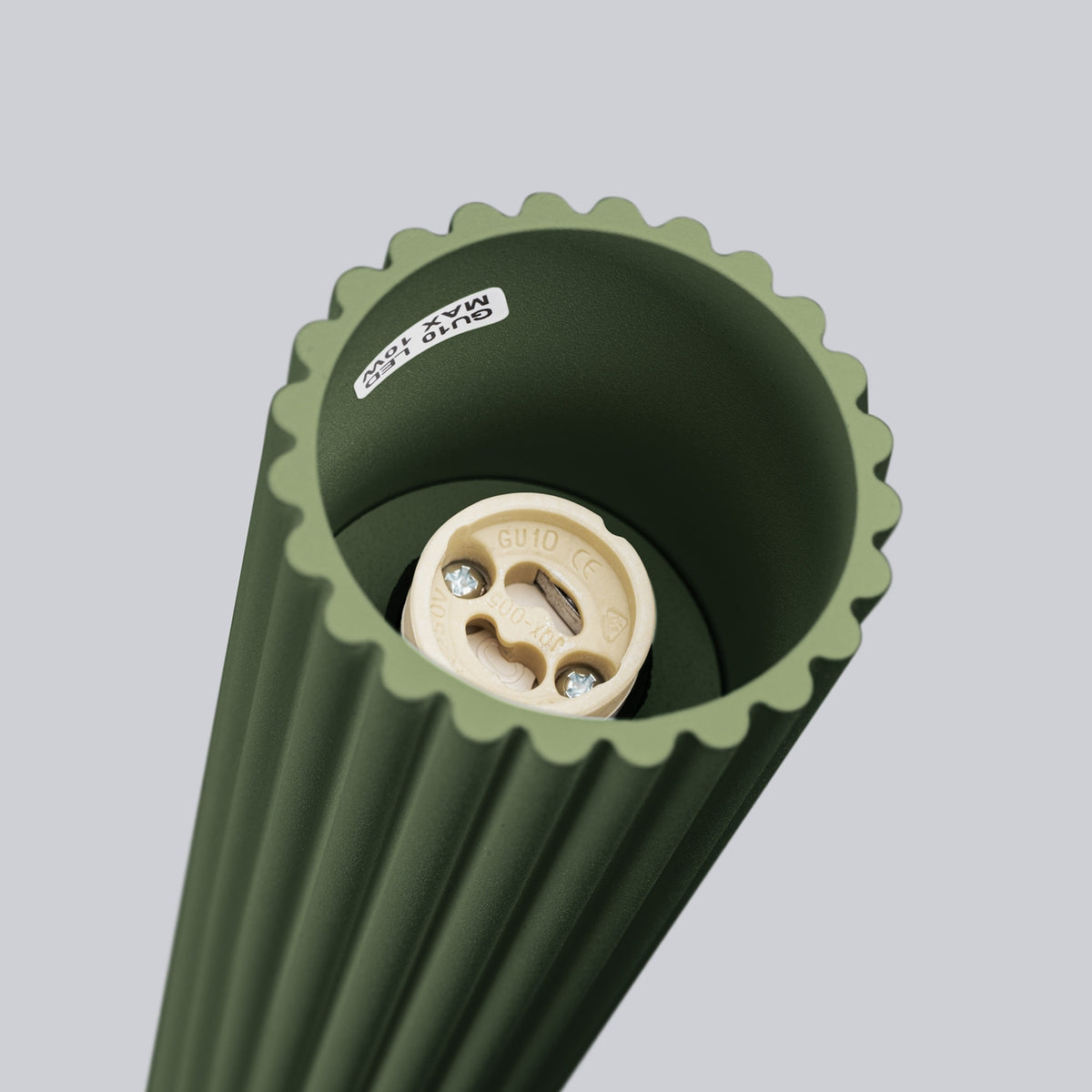 Plafonnier Karbon 30 tube cannelé vert olive dans un intérieur