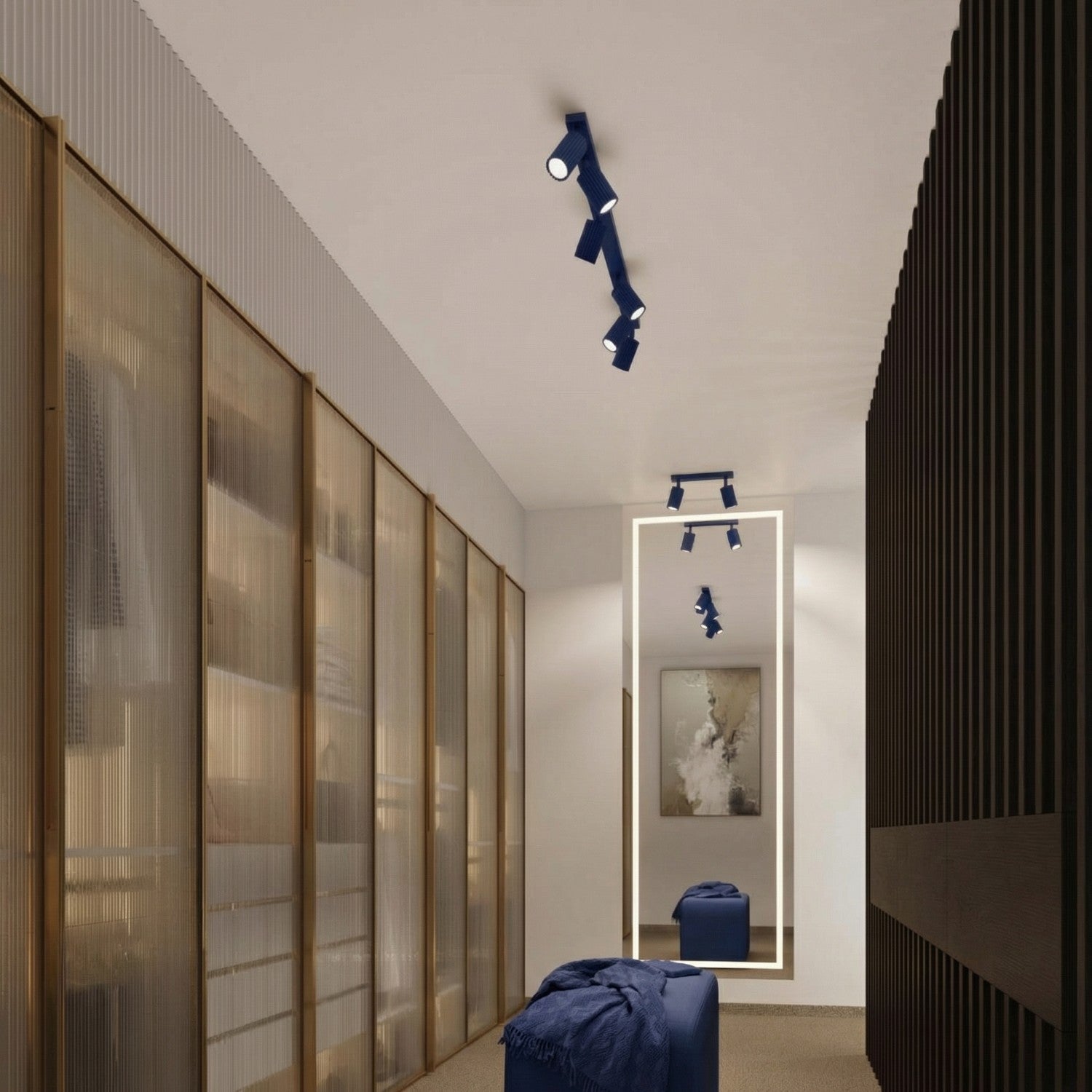Plafonnier Karbon 4 spots carré bleu outremer dans un intérieur