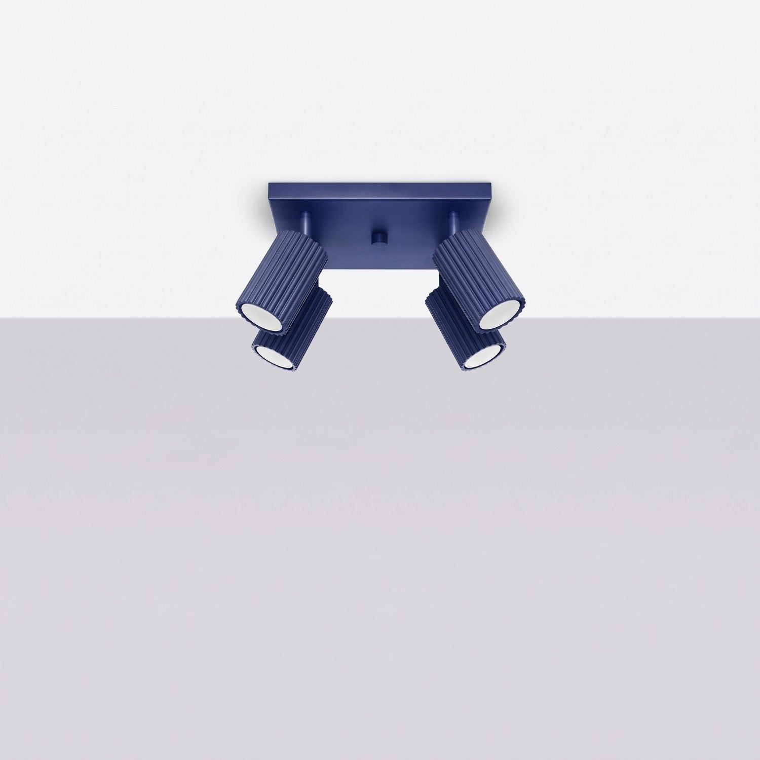 Plafonnier Karbon 4 spots carré bleu outremer installé au plafond