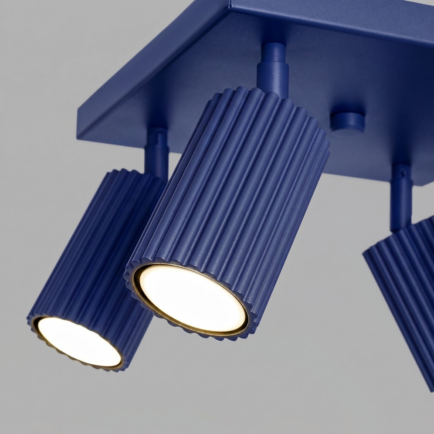 Plafonnier Karbon 4 spots carré bleu outremer, vue rapprochée