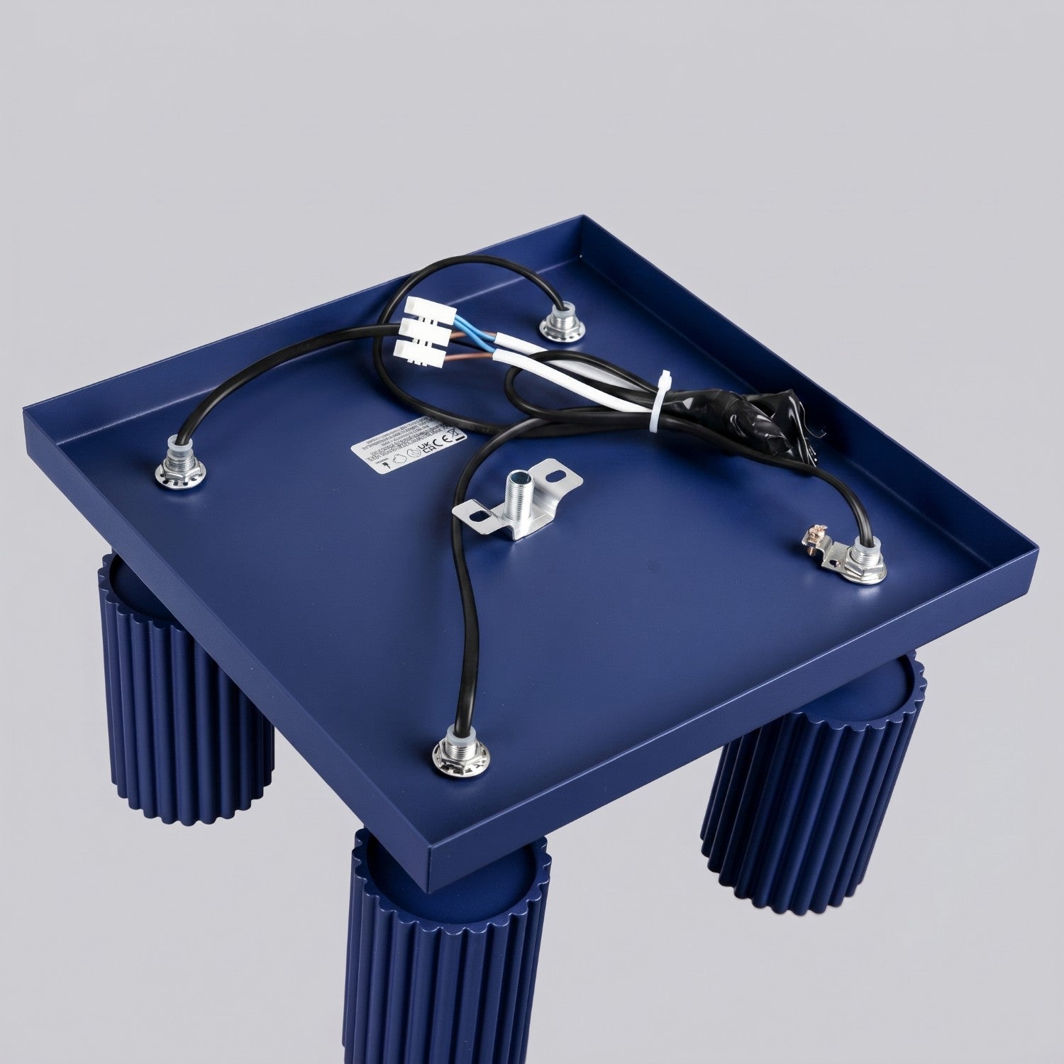 Plafonnier Karbon 4 spots carré bleu outremer et sa platine carrée