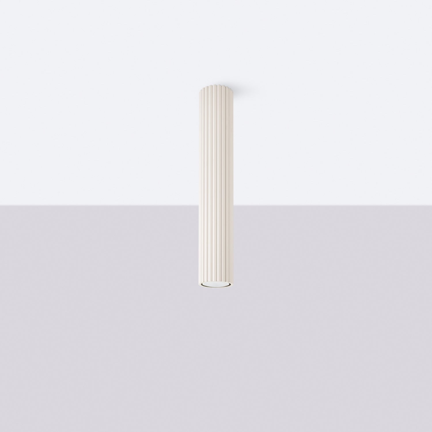 Plafonnier Karbon 40 tube cannelé beige installé au plafond