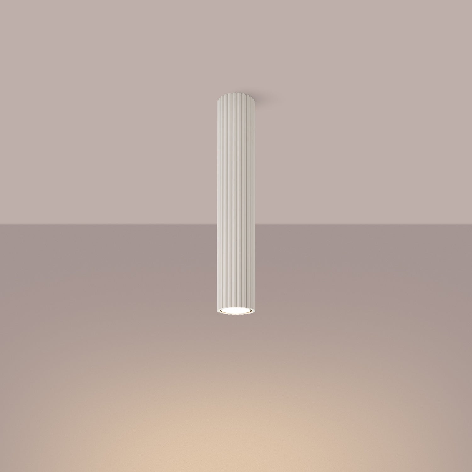 Plafonnier Karbon 40 tube cannelé beige allumé, faisceau dirigé vers le bas