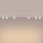 Plafonnier Karbon 6 spots barre beige allumé, six faisceaux orientés