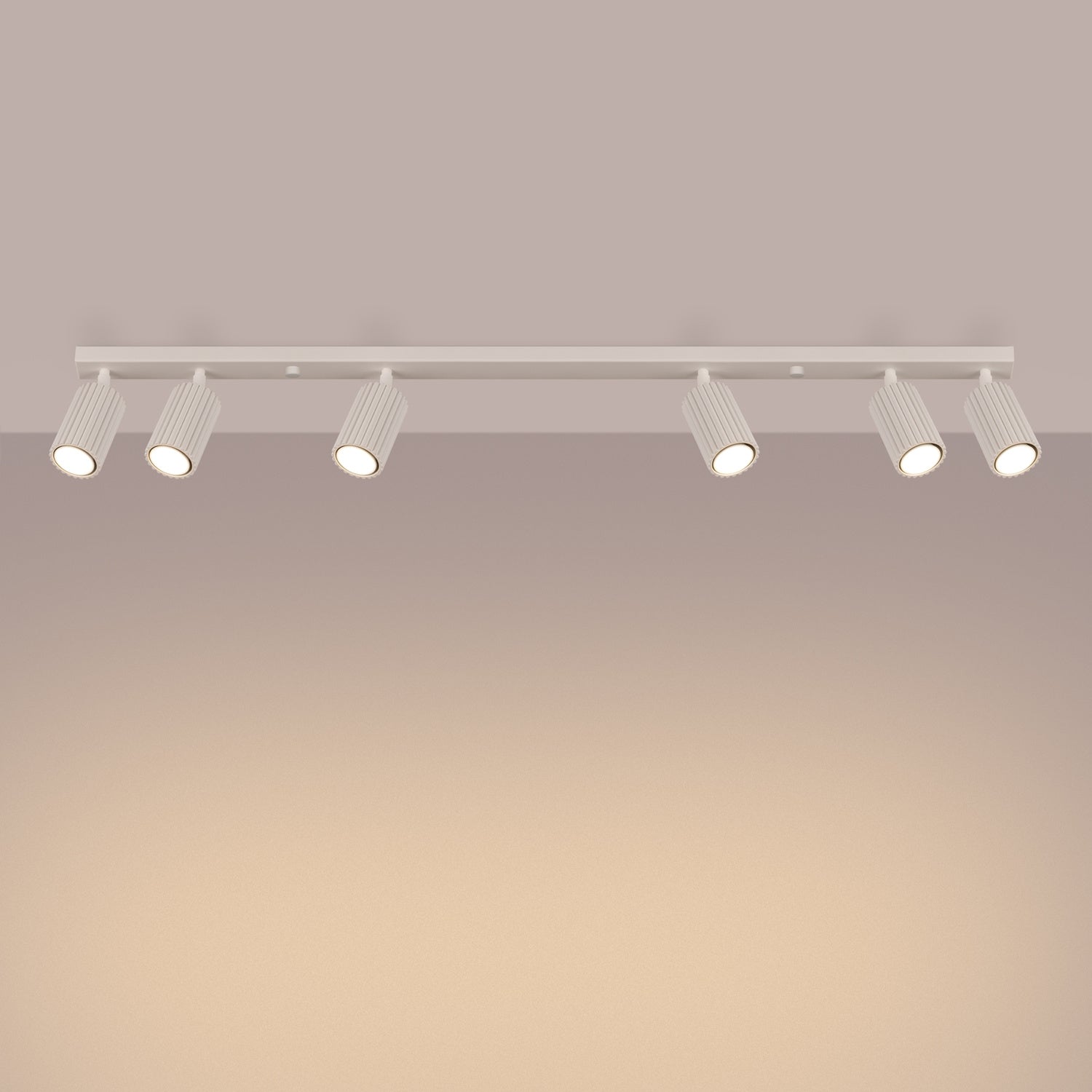 Plafonnier Karbon 6 spots barre beige allumé, six faisceaux orientés