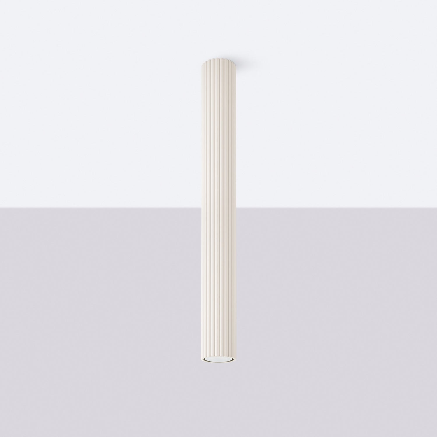 Plafonnier Karbon 60 tube cannelé beige installé au plafond