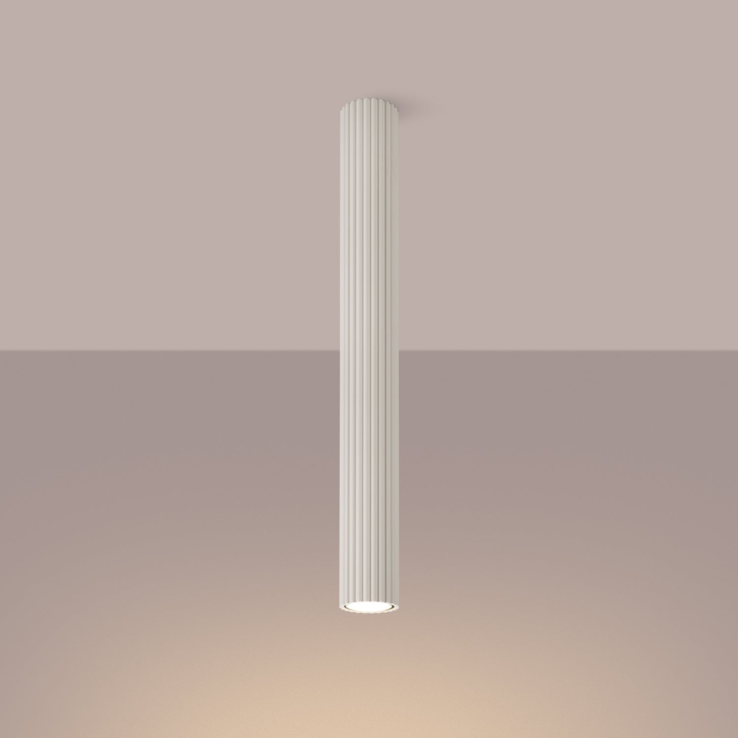 Plafonnier Karbon 60 tube cannelé beige allumé, faisceau dirigé vers le bas