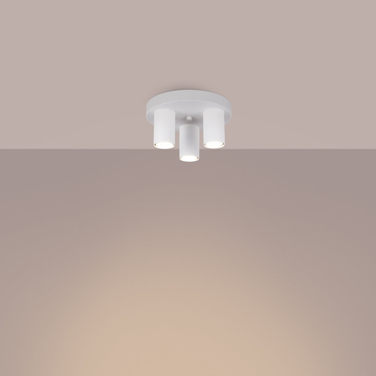 Plafonnier Lagos 3 tubes Laque blanche allumé avec la lumière dirigée vers le bas