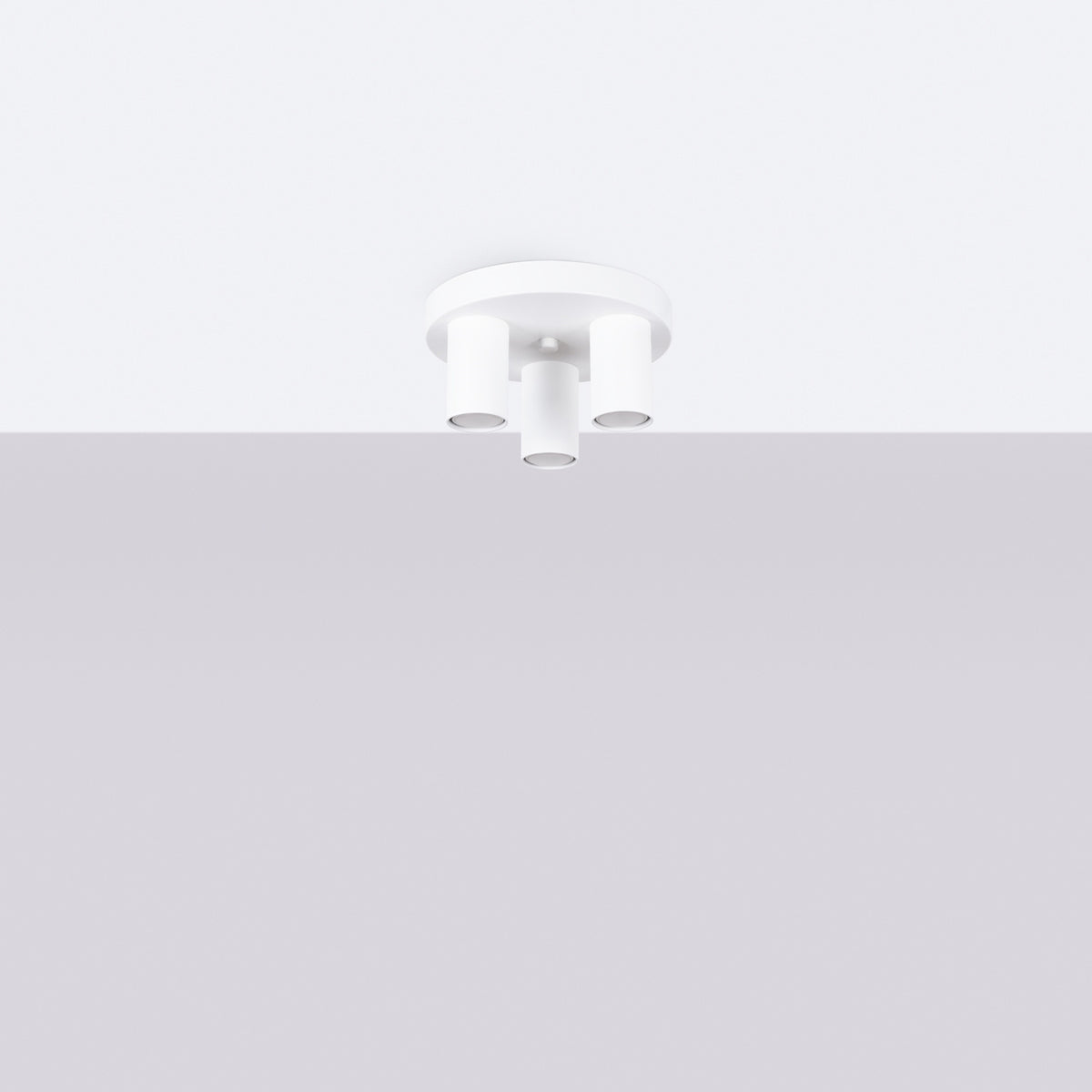 Plafonnier Lagos 3 tubes Laque blanche fixé au plafond sur fond gris clair