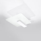 Plafonnier Lappo bois blanc de trois quarts, bois et verre