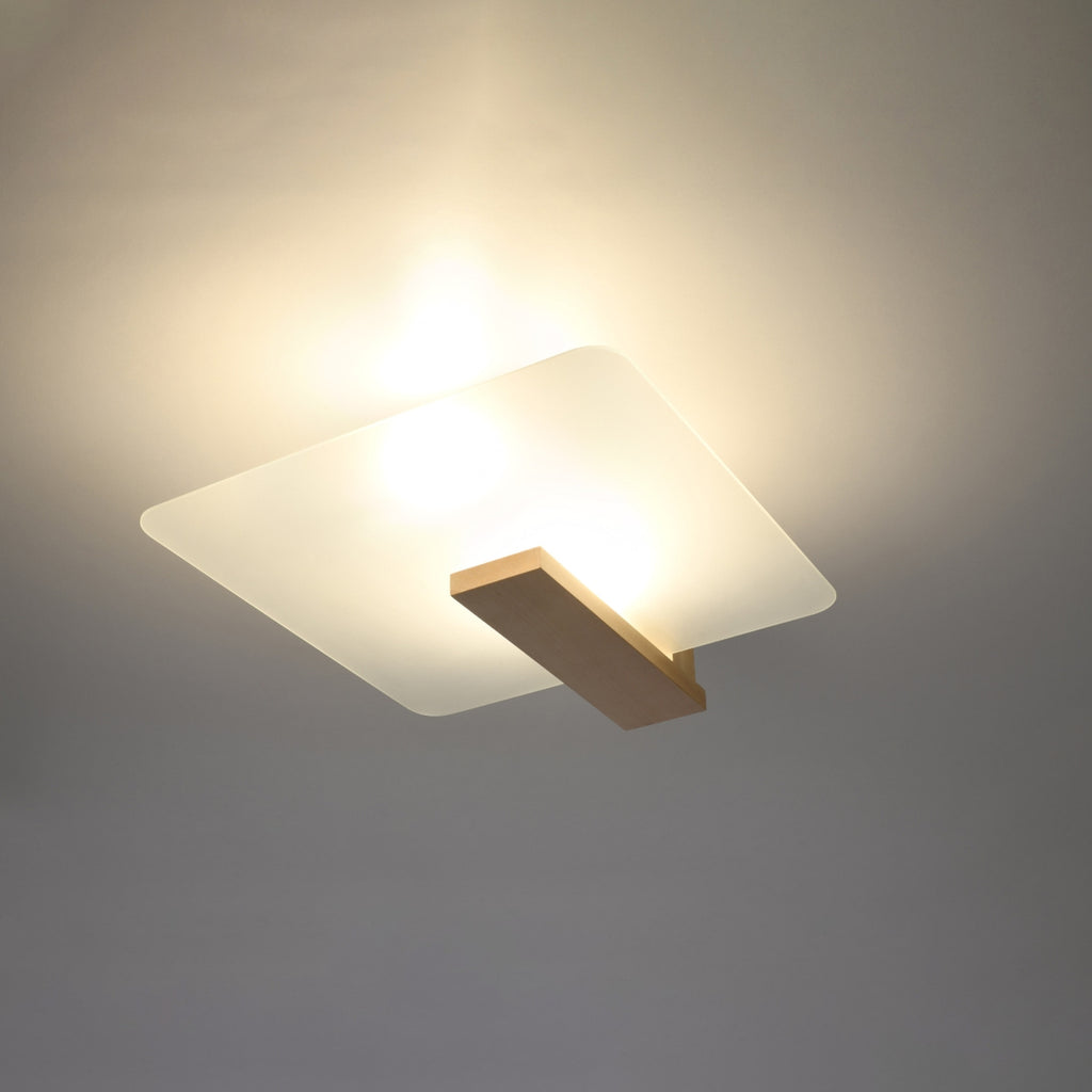 Plafonnier Lappo bois naturel allumé, lumière douce diffusée par le verre opale