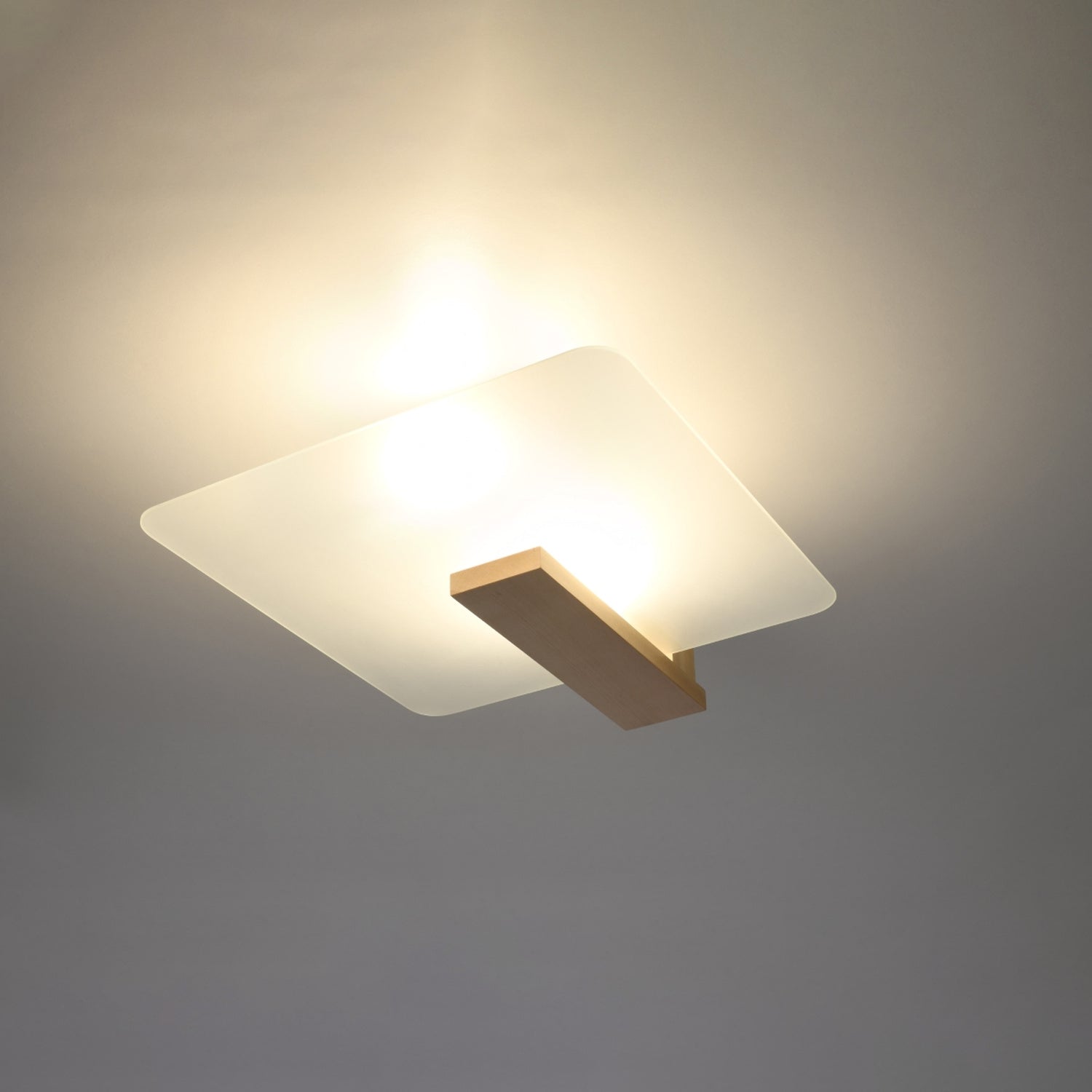 Plafonnier Lappo bois naturel allumé, lumière douce diffusée par le verre opale