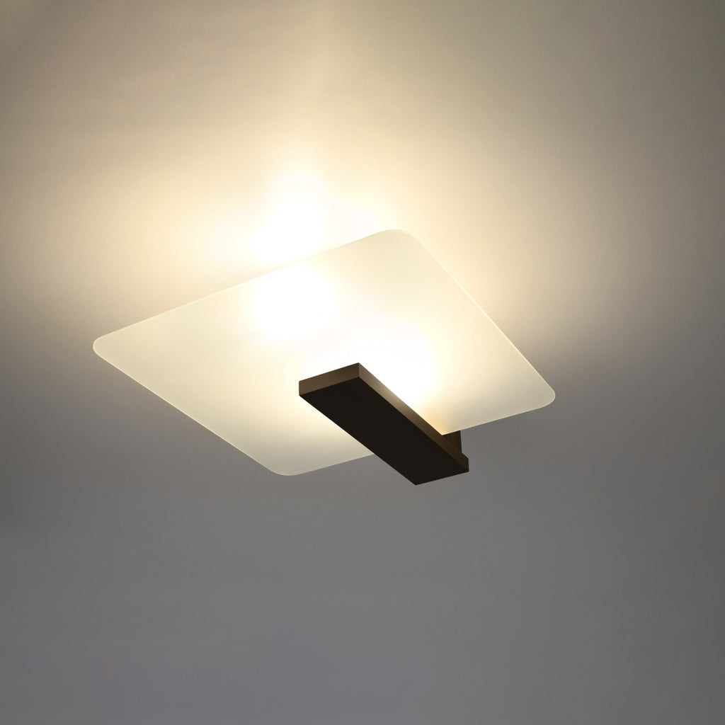 Plafonnier Lappo bois wengé allumé, lumière douce diffusée par le verre opale