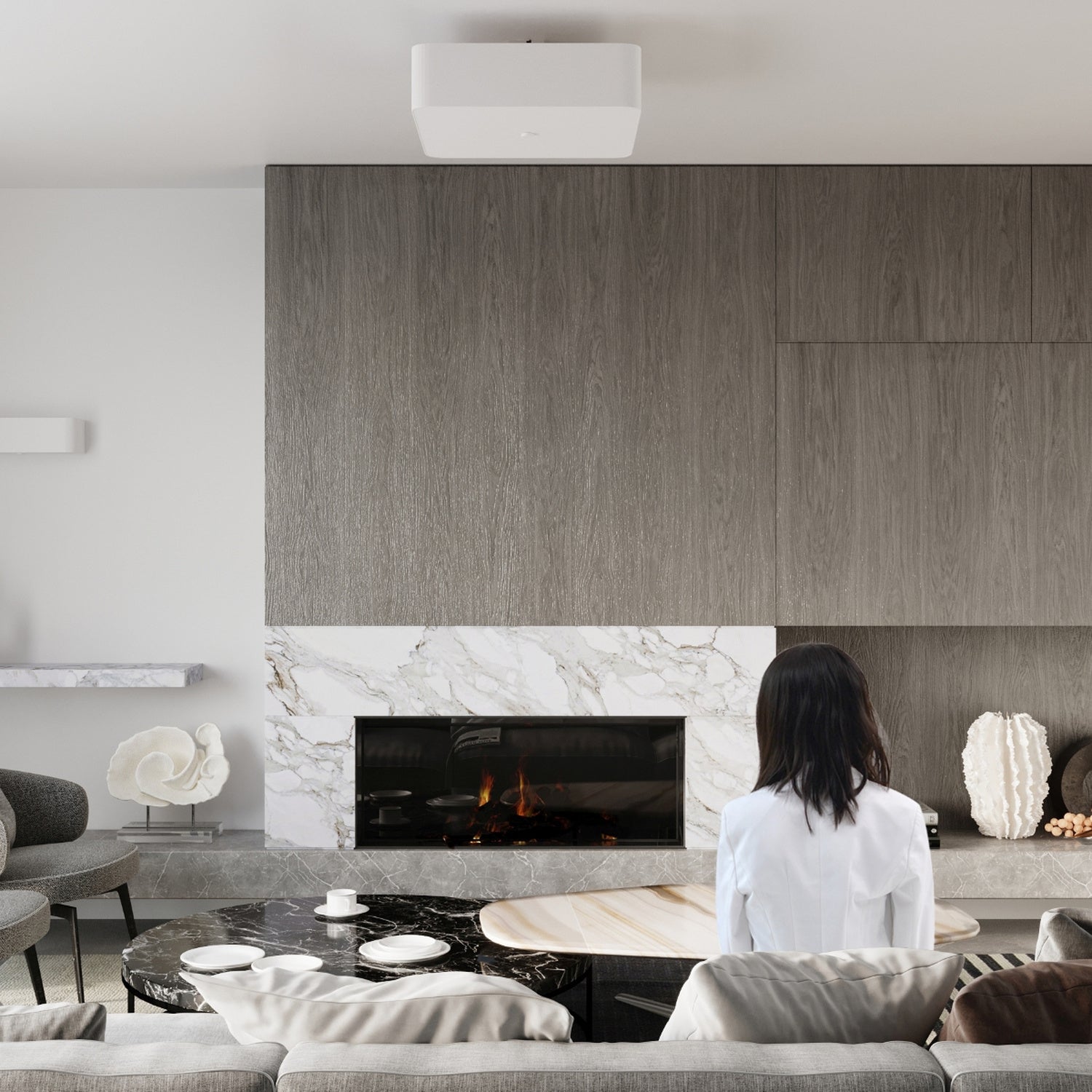 Plafonnier Lokko 45 en tissu blanc au plafond d'un intérieur contemporain