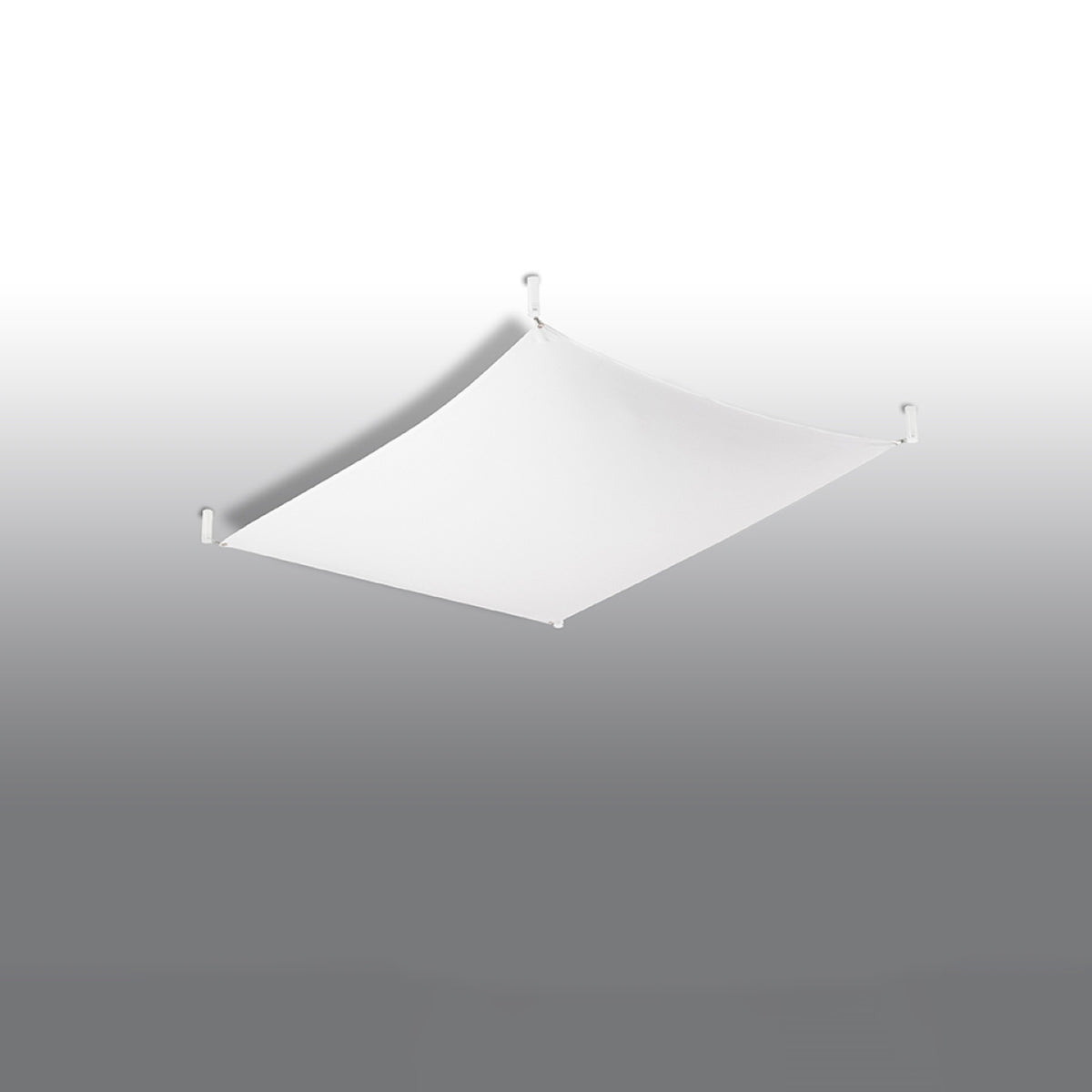 Plafonnier Luna 1 éteint vu de trois quarts avec la courbe de sa toile de tissu blanc