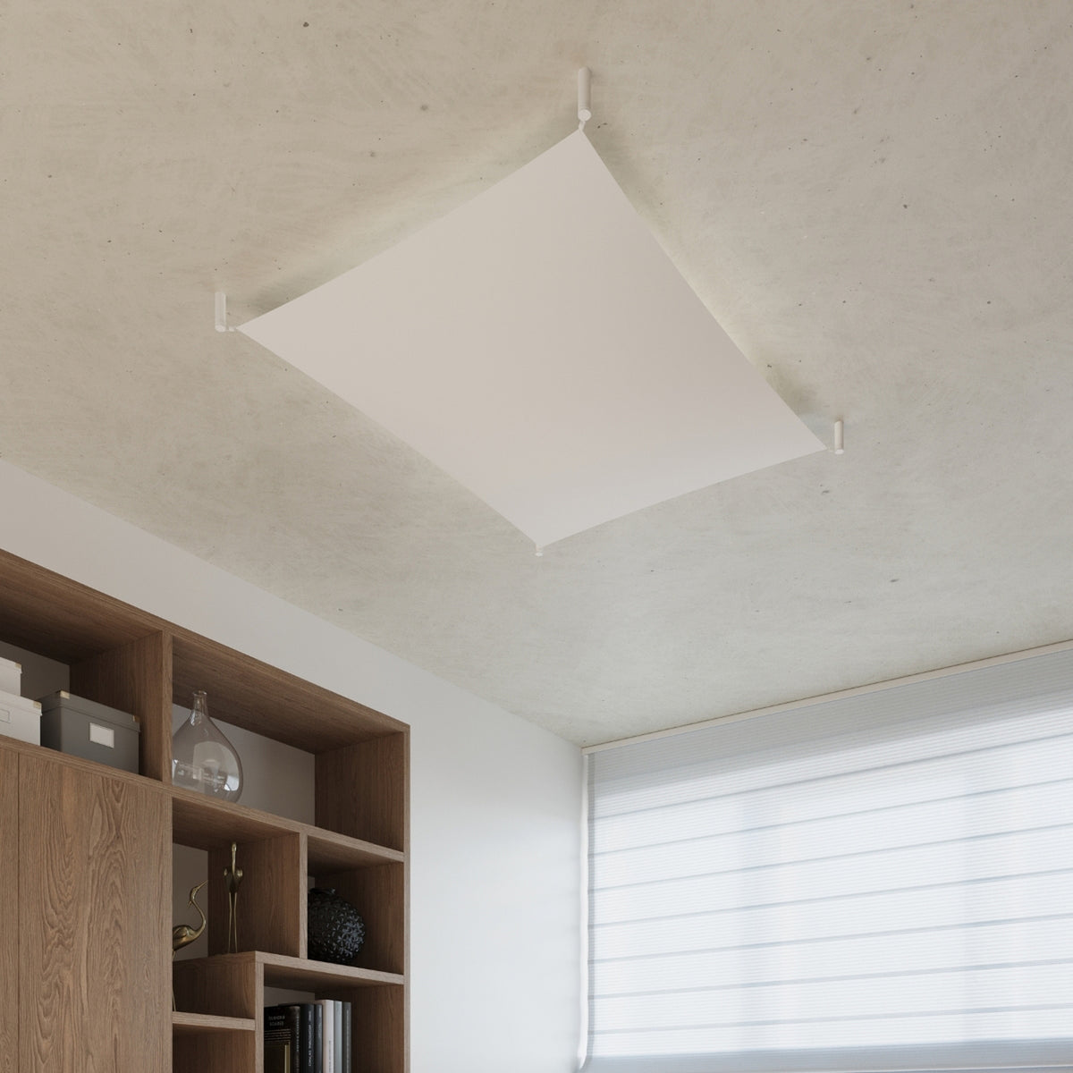 Plafonnier Luna 2 sous un plafond clair près d'une bibliothèque en bois et d'un store