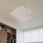 Plafonnier Luna 3 en tissu blanc diffusant sa lumière dans une pièce de vie