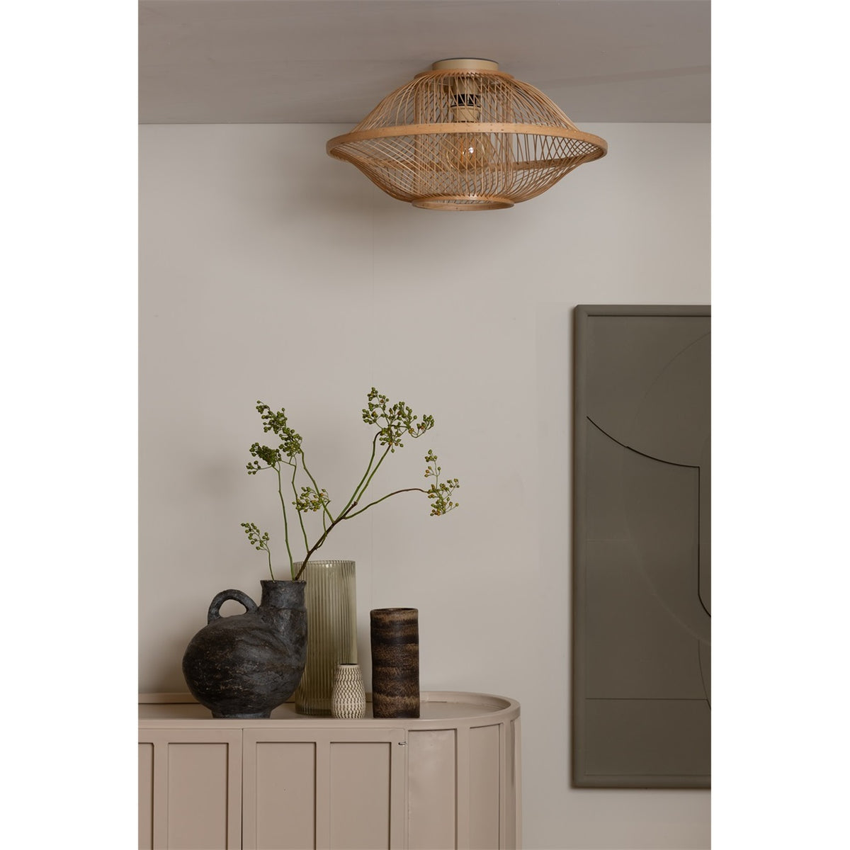 Plafonnier Maui bambou naturel 50 cm éteint au-dessus d'un buffet et de vases en céramique