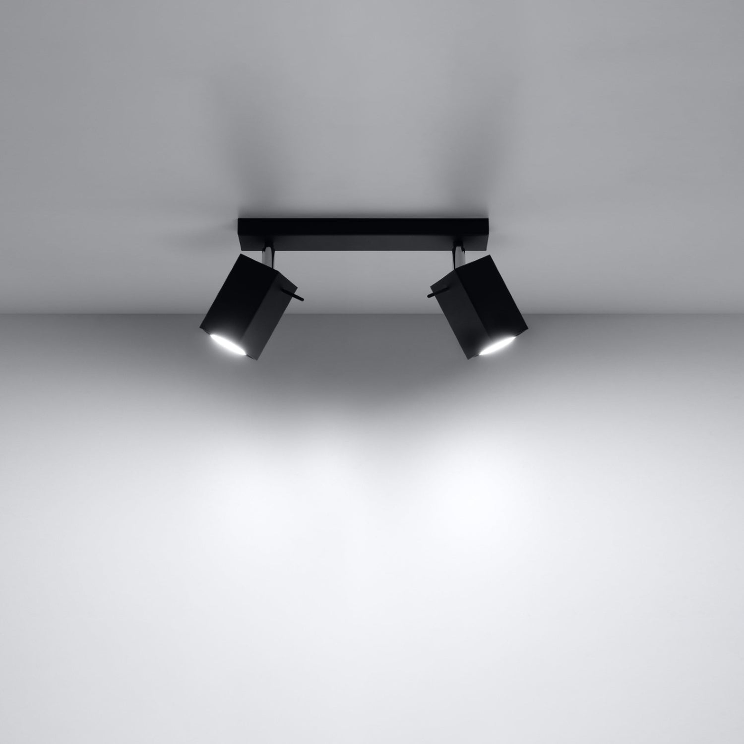 Détail des têtes carrées orientables du plafonnier Merida 2 acier noir, douille GU10