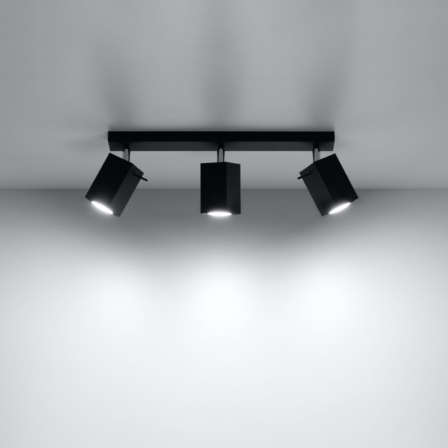 Détail des têtes carrées orientables du plafonnier Merida 3 acier noir, douille GU10