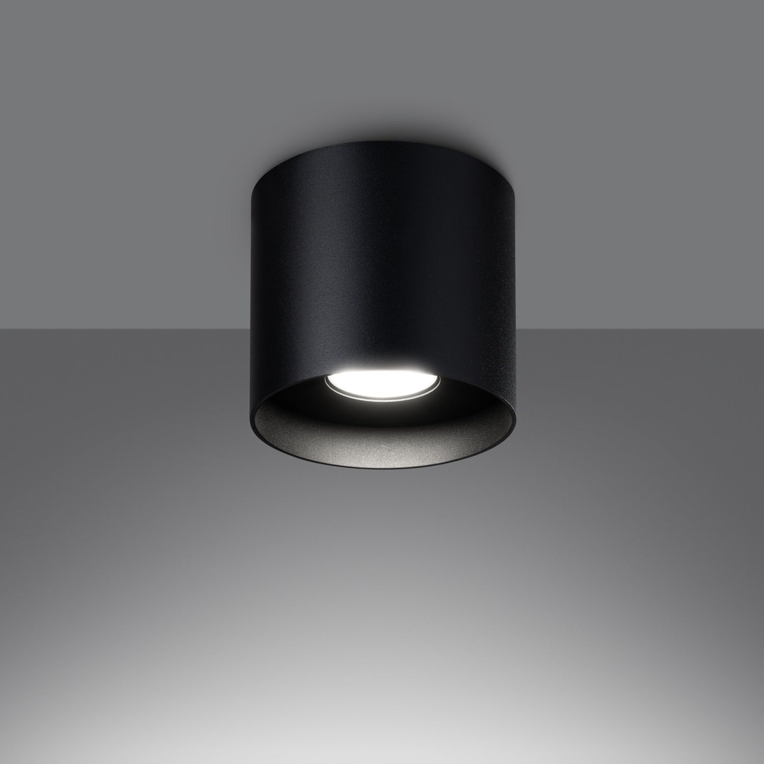 Plafonnier Mika aluminium noir GU10 allumé, faisceau vers le bas