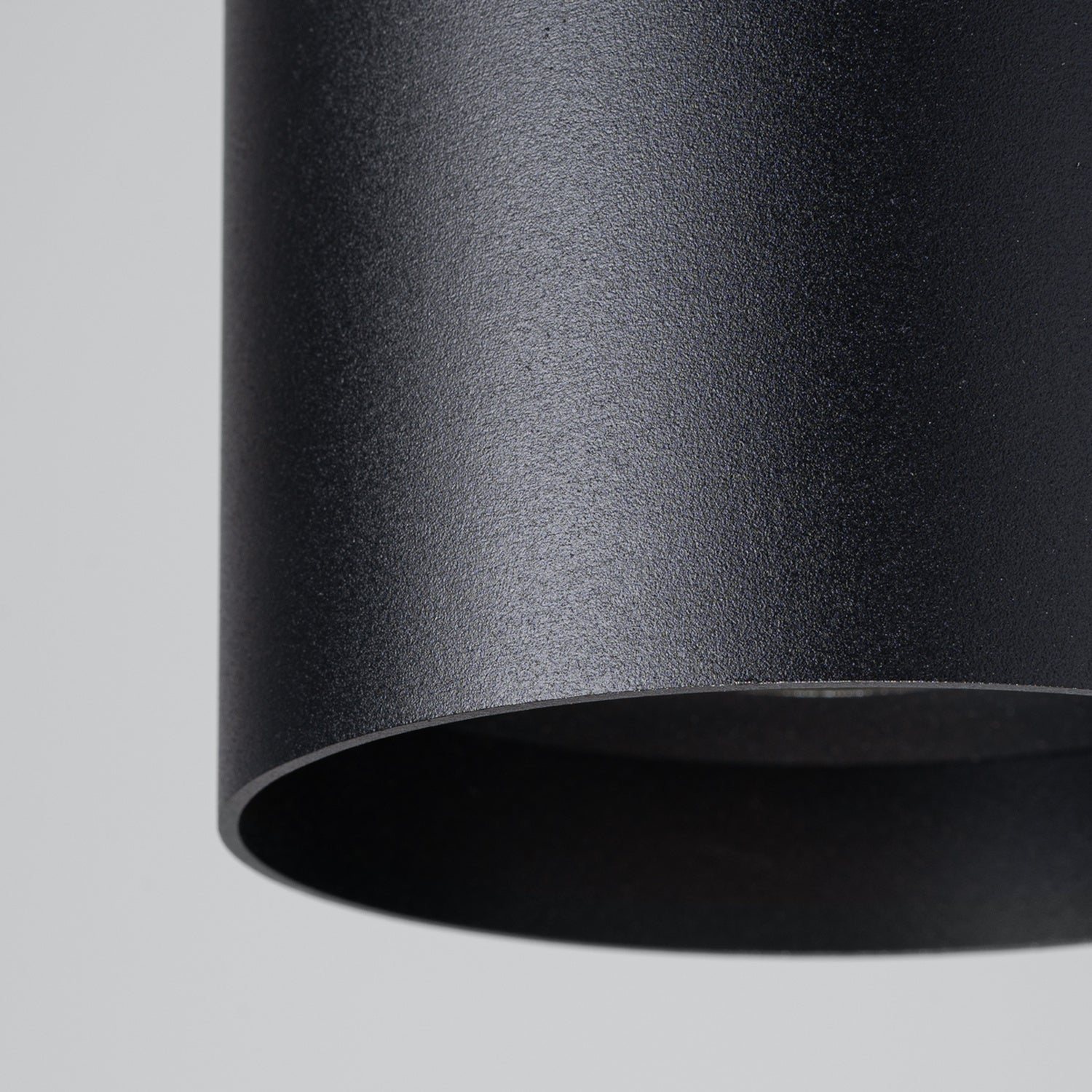 Plafonnier Mika aluminium noir GU10, détail du spot GU10