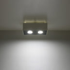 Plafonnier Mono 2 allumé au plafond avec ses deux faisceaux dirigés vers le bas