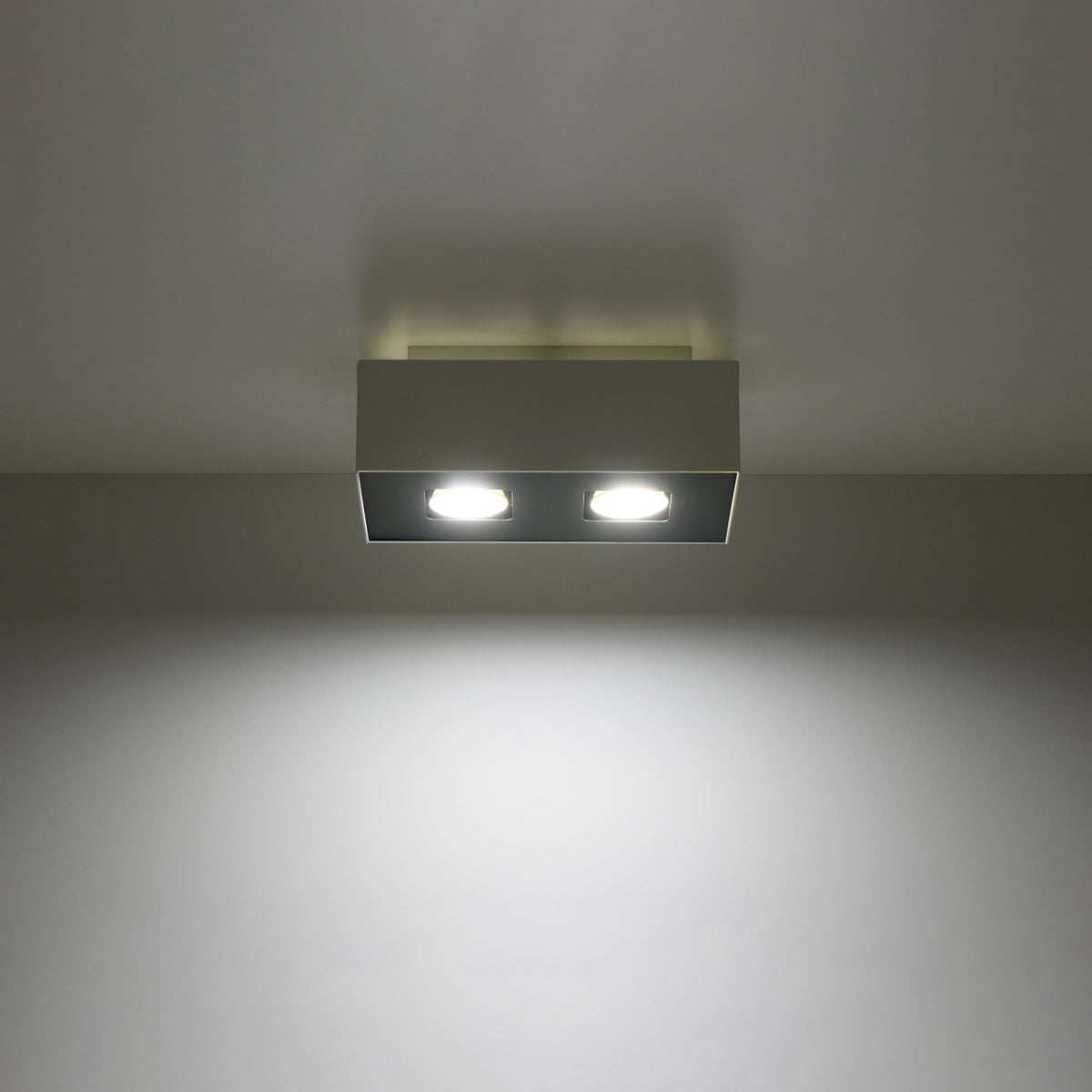 Plafonnier Mono 2 allumé au plafond avec ses deux faisceaux dirigés vers le bas