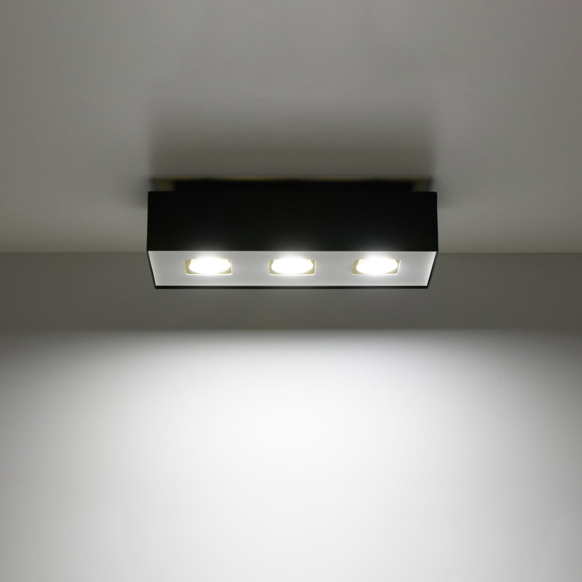 Plafonnier Mono 3 Métal noir allumé avec ses trois spots dirigés vers le bas