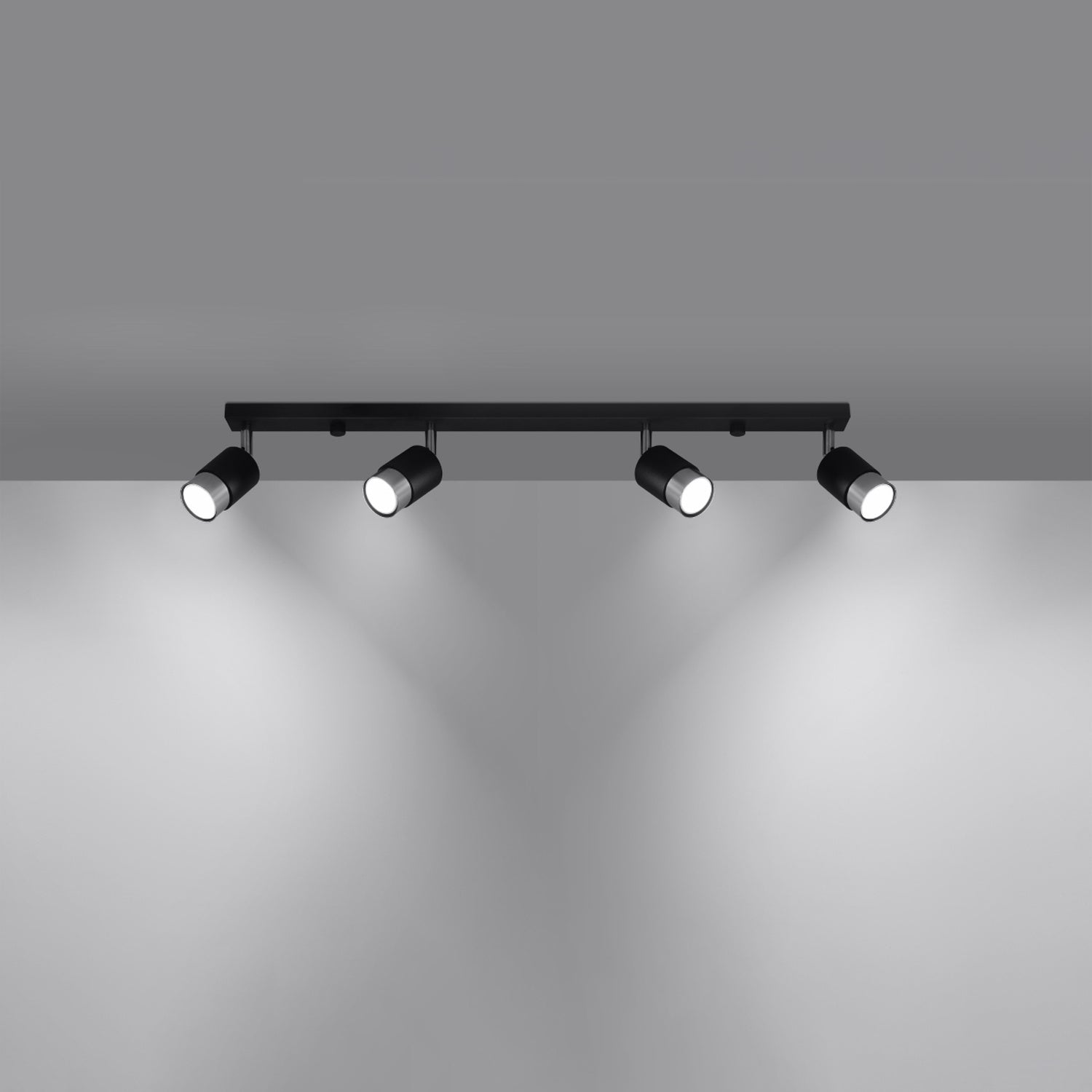 Plafonnier Nero 4 acier noir et chrome allumé, quatre faisceaux orientables
