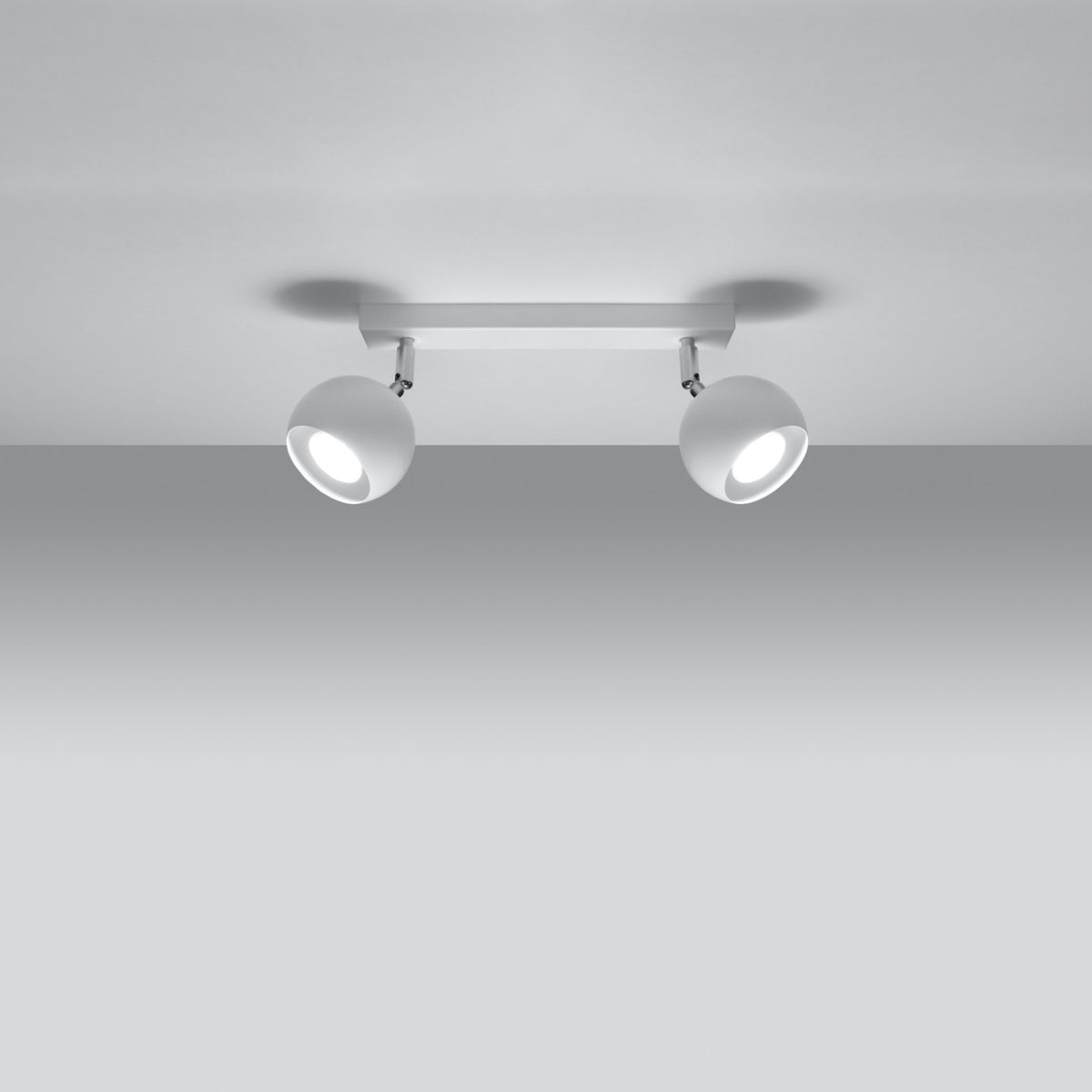 Plafonnier Oculare 2 boules métal blanc allumé sous un plafond clair