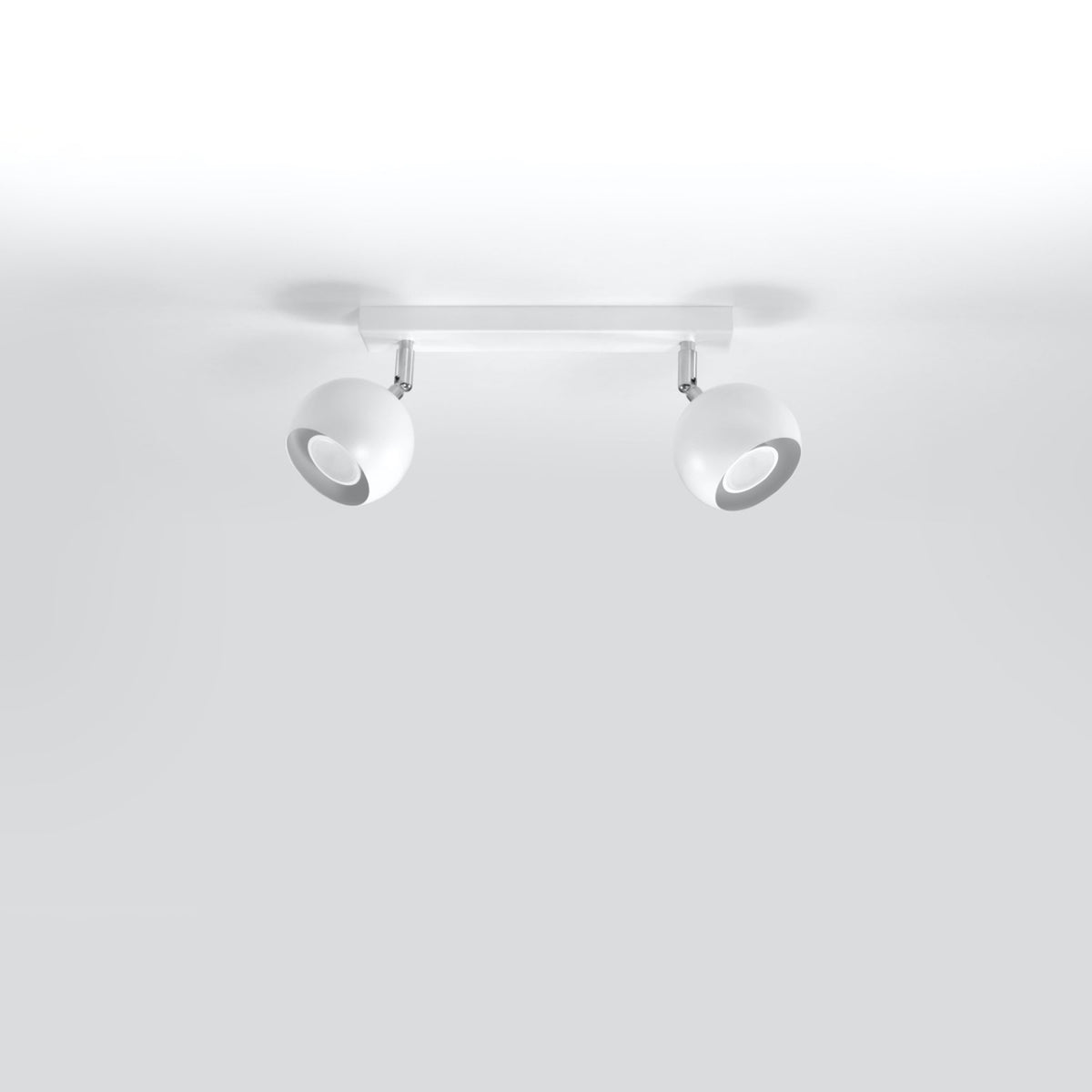 Plafonnier Oculare 2 boules métal blanc fixé sous un plafond clair