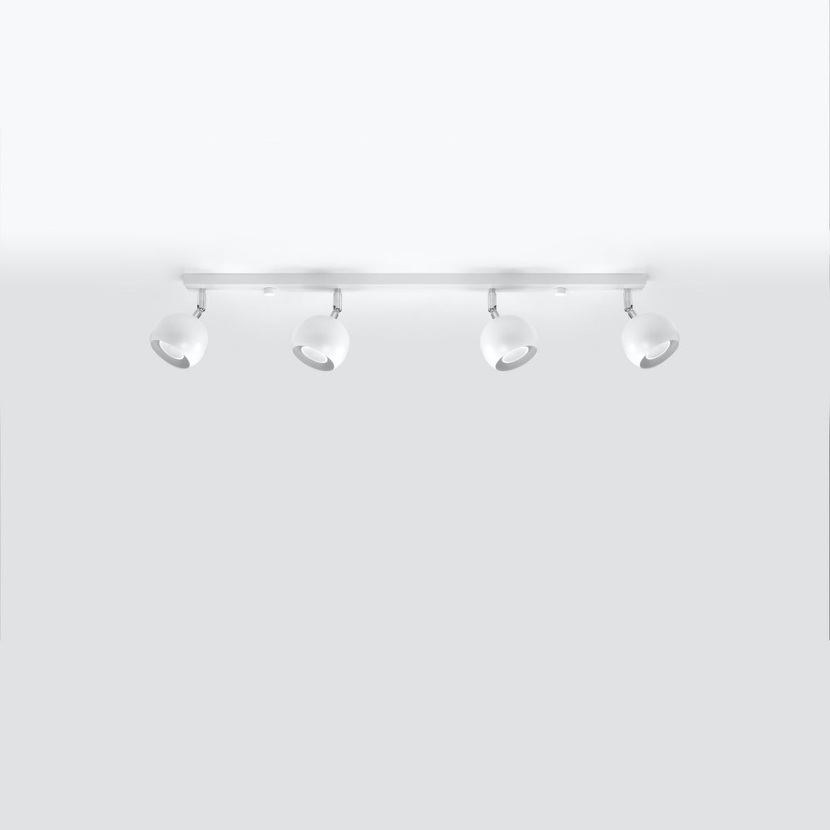 Plafonnier Oculare 4 boules en ligne métal blanc fixé sous un plafond clair