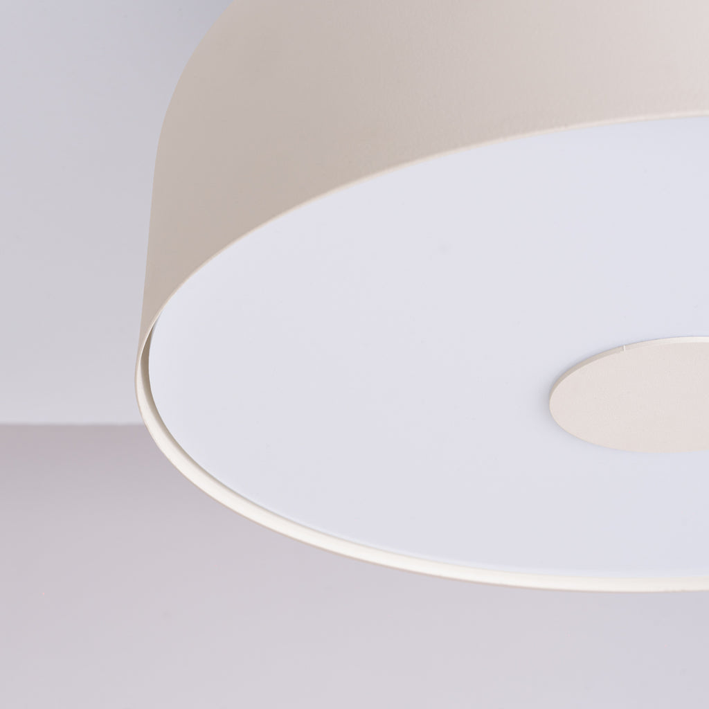 Plafonnier Omiq métal beige E27, gros plan allumé